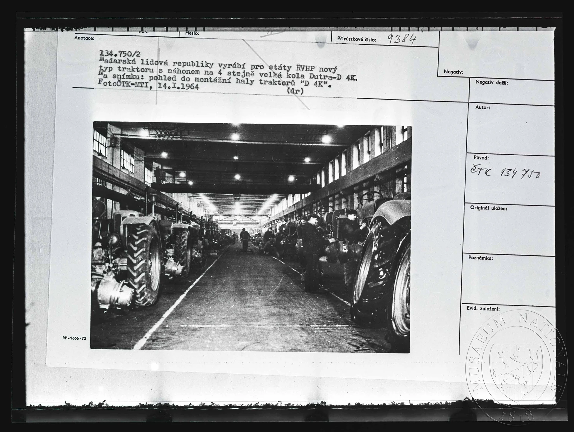 Obrázek Fotografie, hala továrny na výrobu traktorů