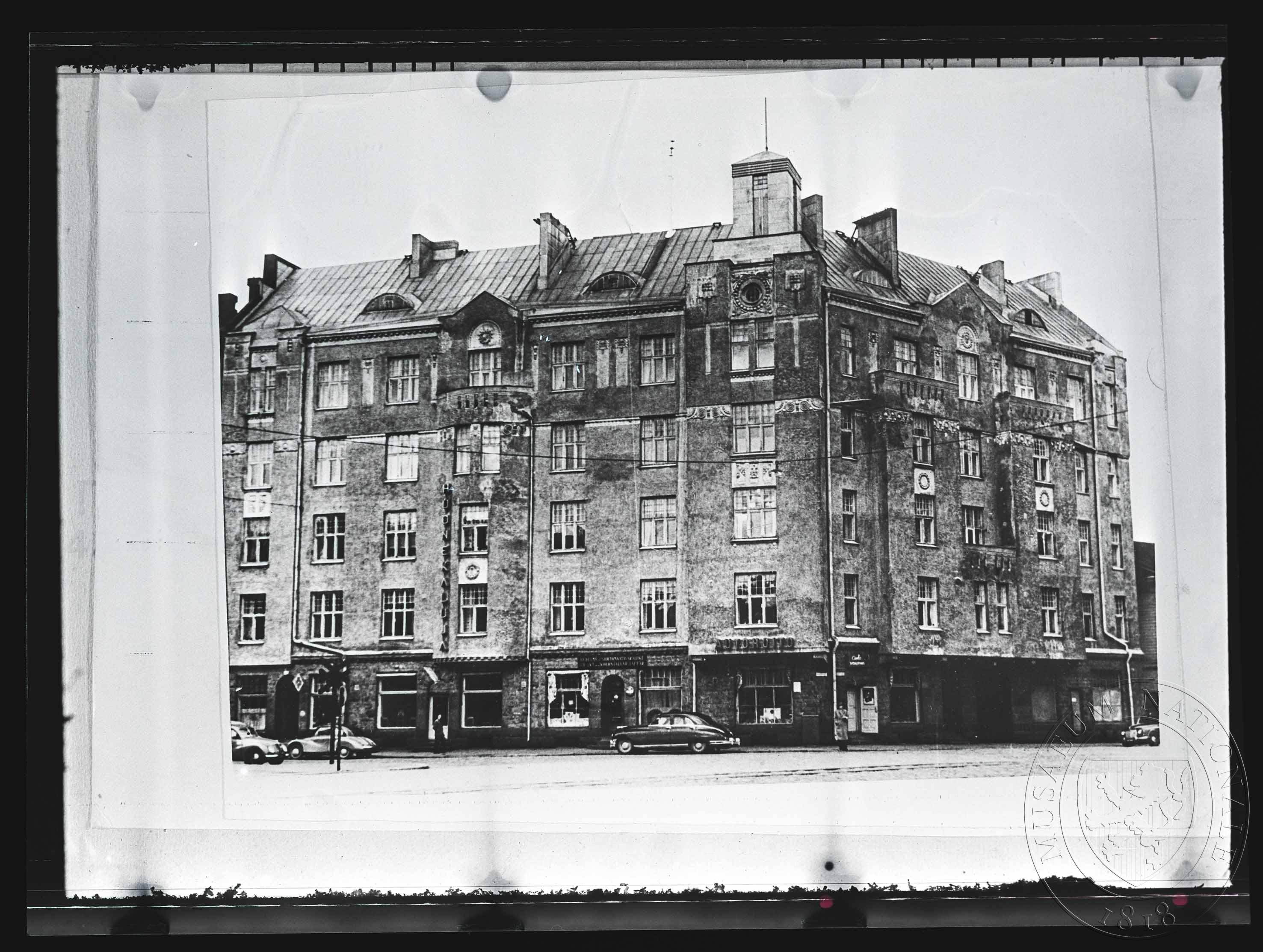 Náhledový obrázek Fotografie, rohový činžovní dům - 1