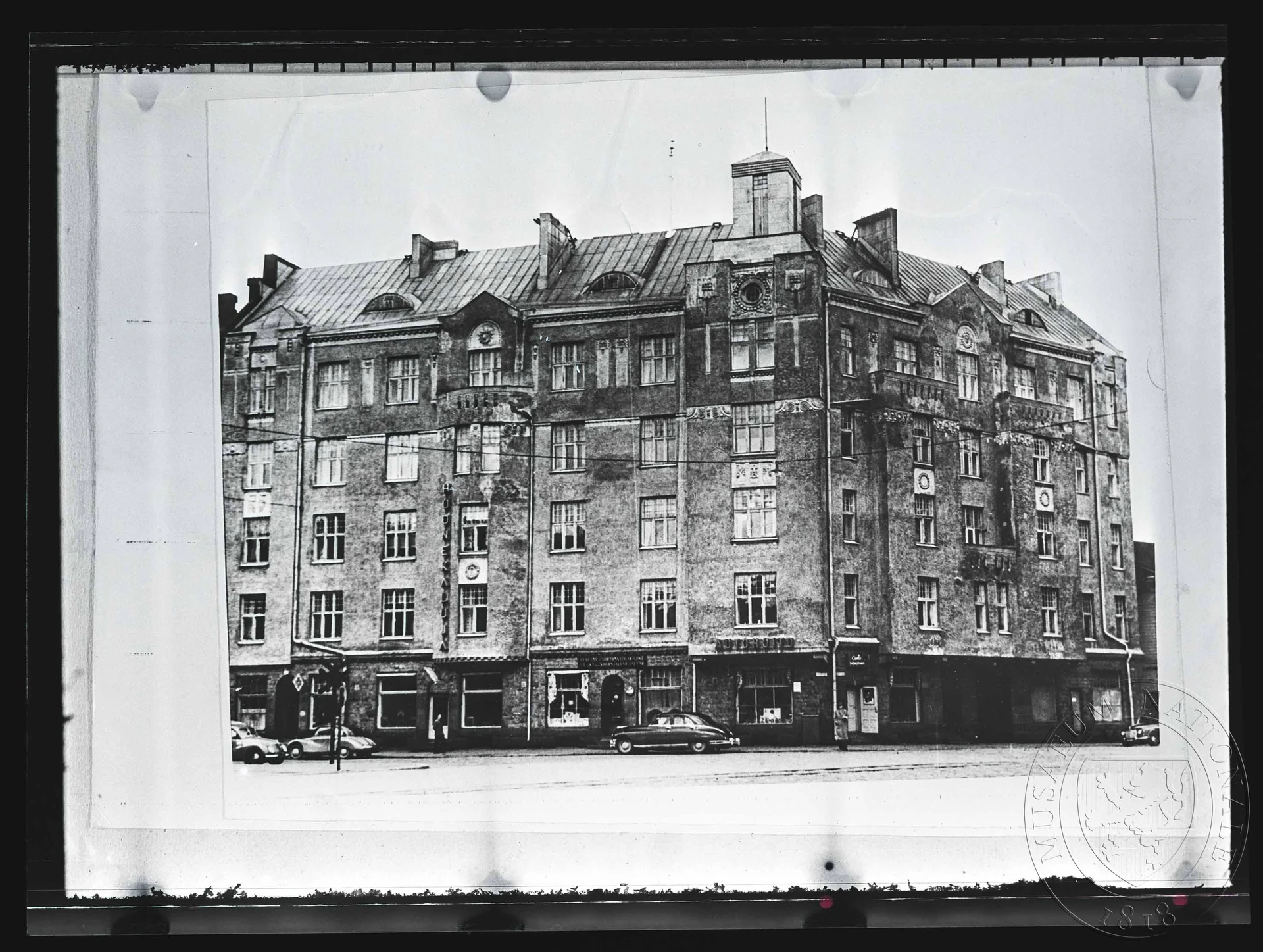 Obrázek Fotografie, rohový činžovní dům