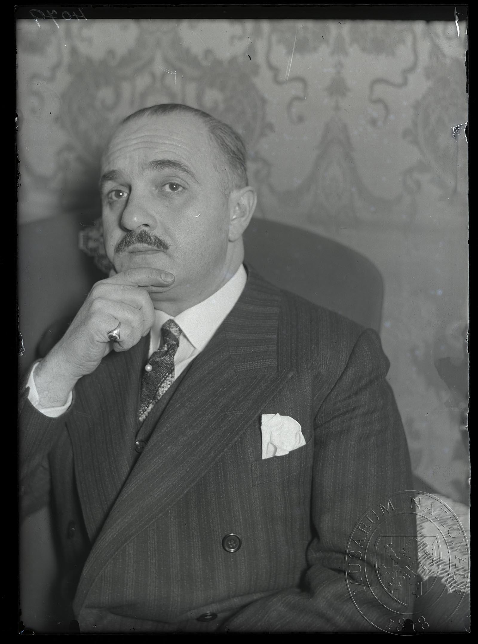 Náhledový obrázek Fotografie, sedící muž - 1