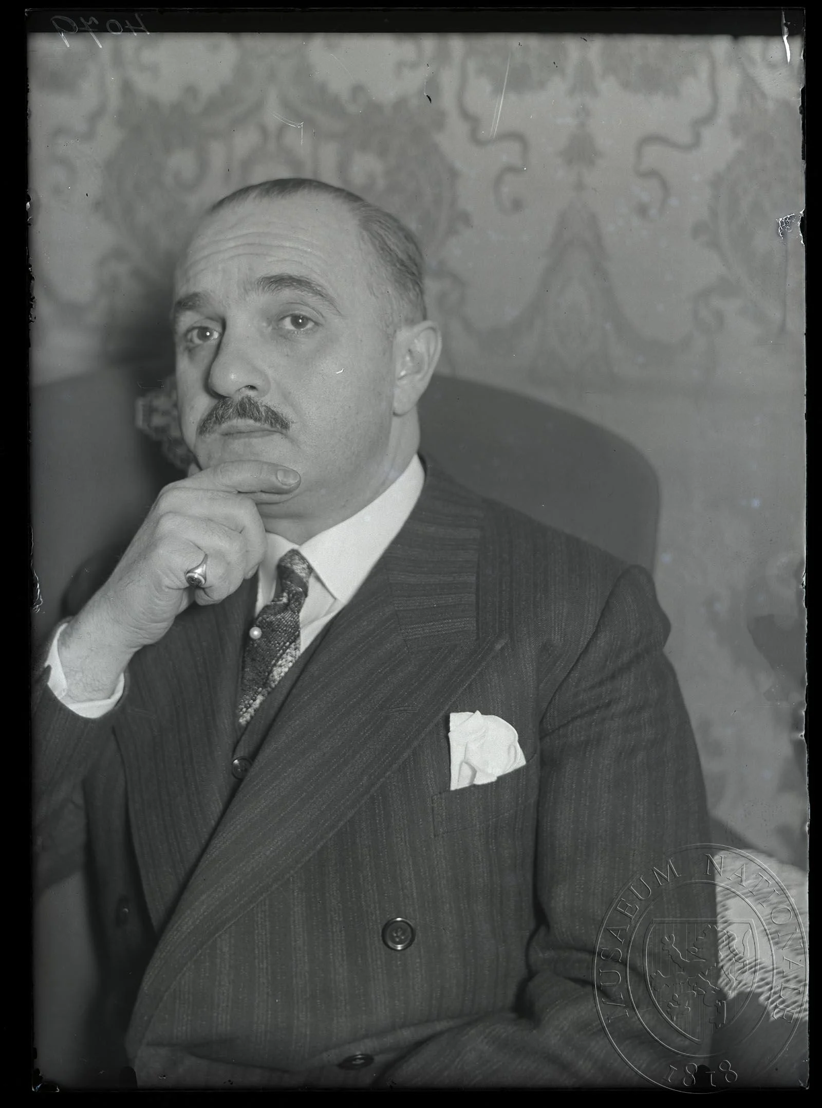 Obrázek Fotografie, sedící muž