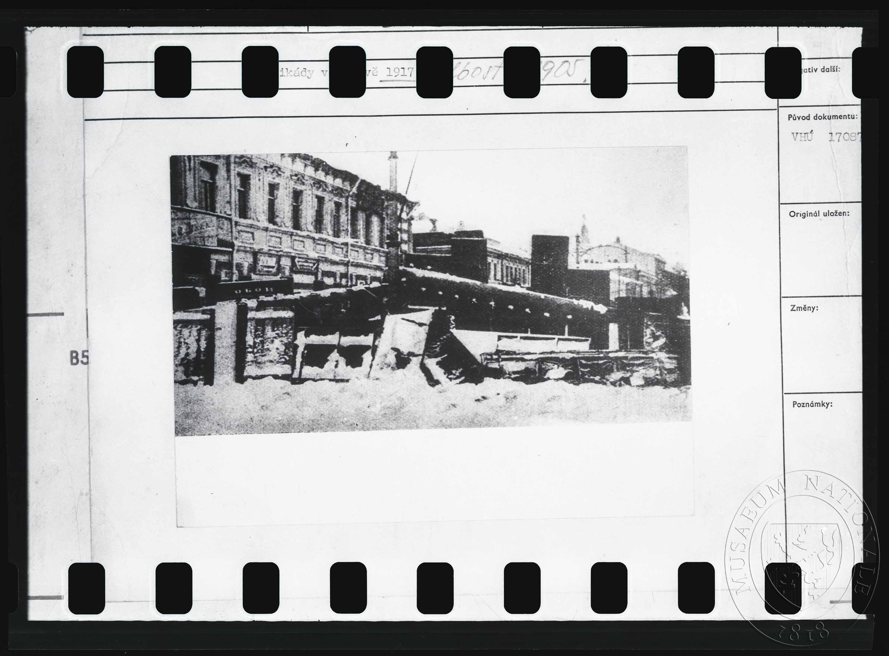 Náhledový obrázek Fotografie, barikády v Petrohradě - 1