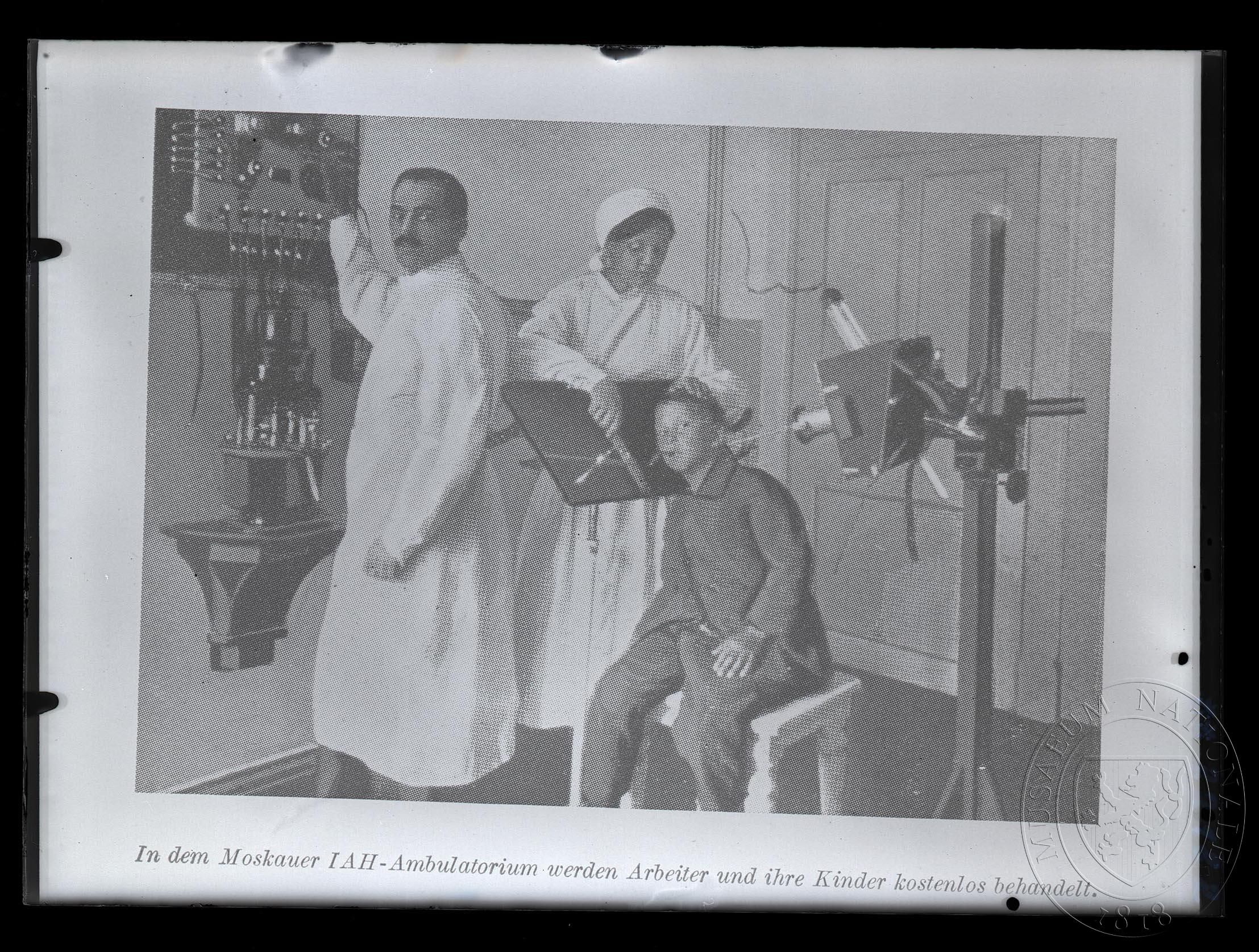 Náhledový obrázek Fotografie, In dem Moskauer IAH-Ambulatorium werden Arbeiter un ihre Kinder kostenlos behandelt - 1