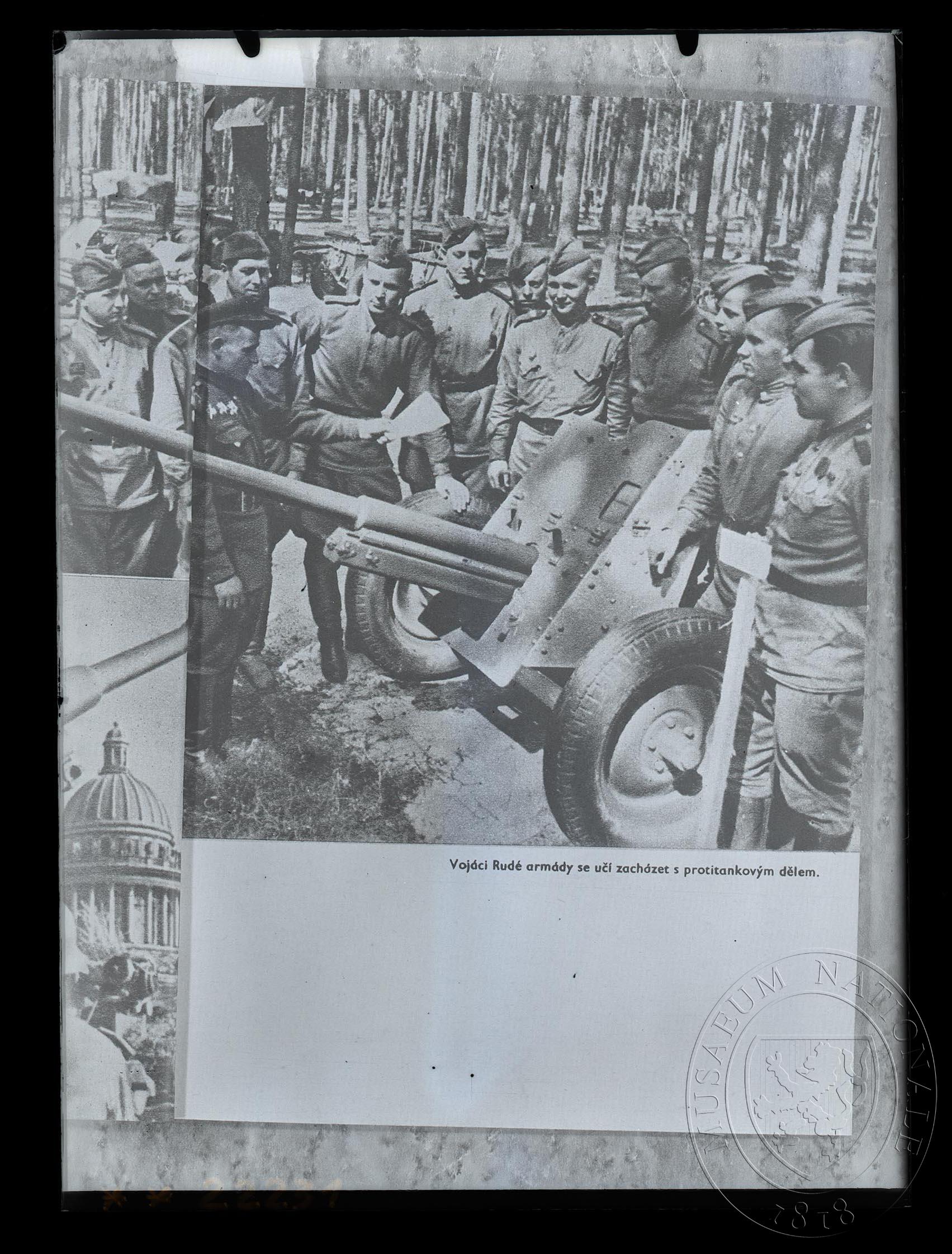 Náhledový obrázek Fotografie, Vojáci Rudé armády se učí zacházet s protitankovým dělem - 1