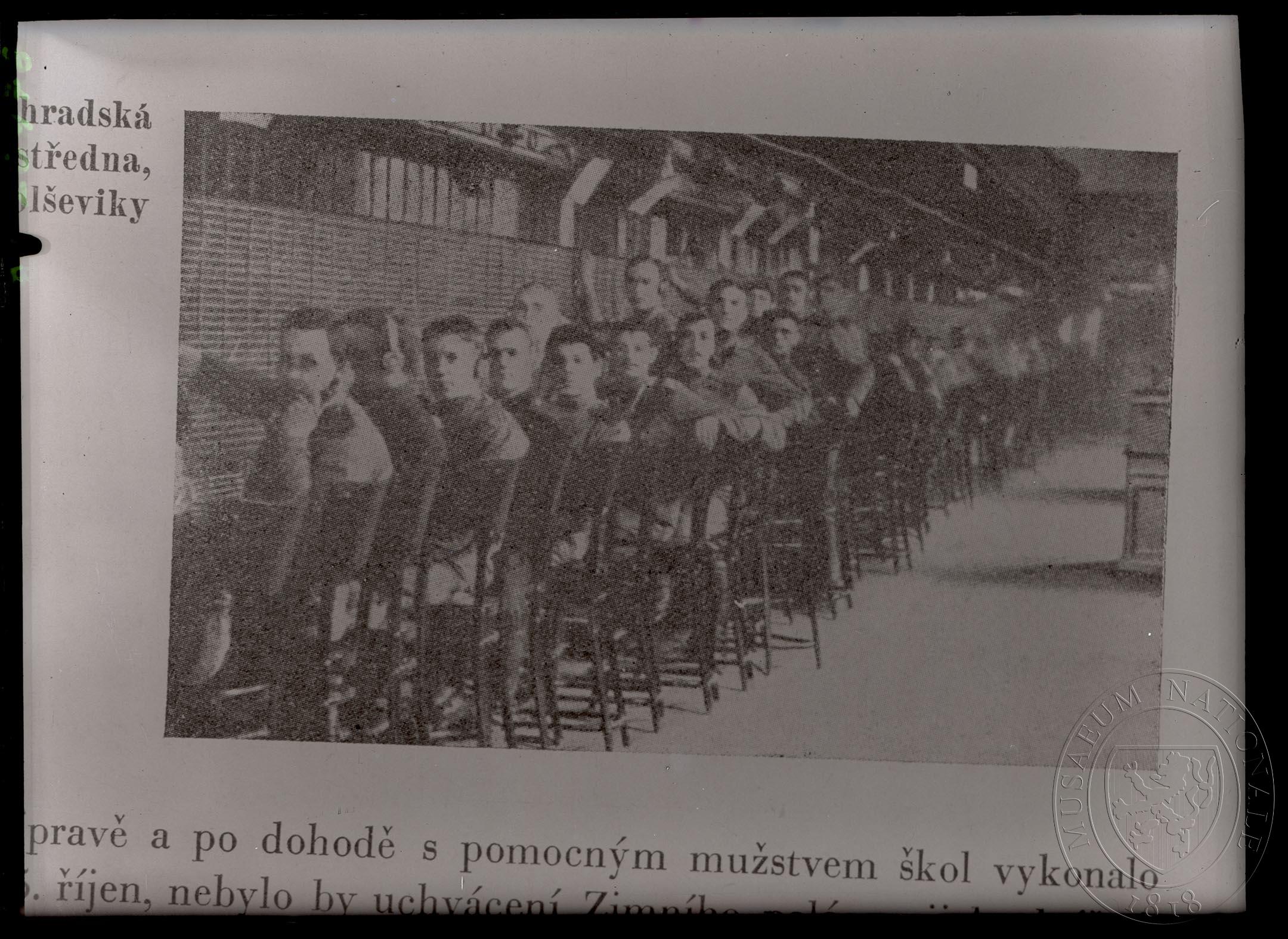Náhledový obrázek Fotografie, petrohradská telefonní centrála obsazená bolševiky - 1