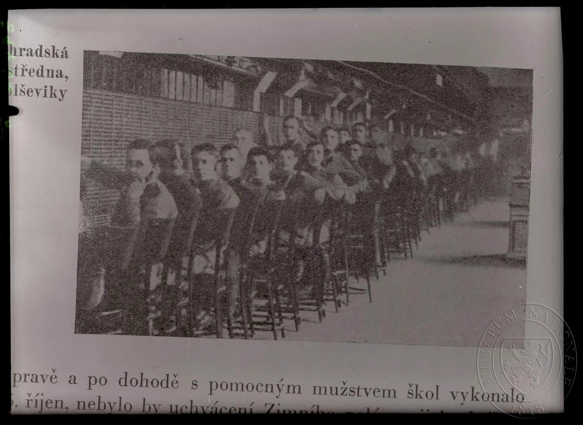 Obrázek Fotografie, petrohradská telefonní centrála obsazená bolševiky