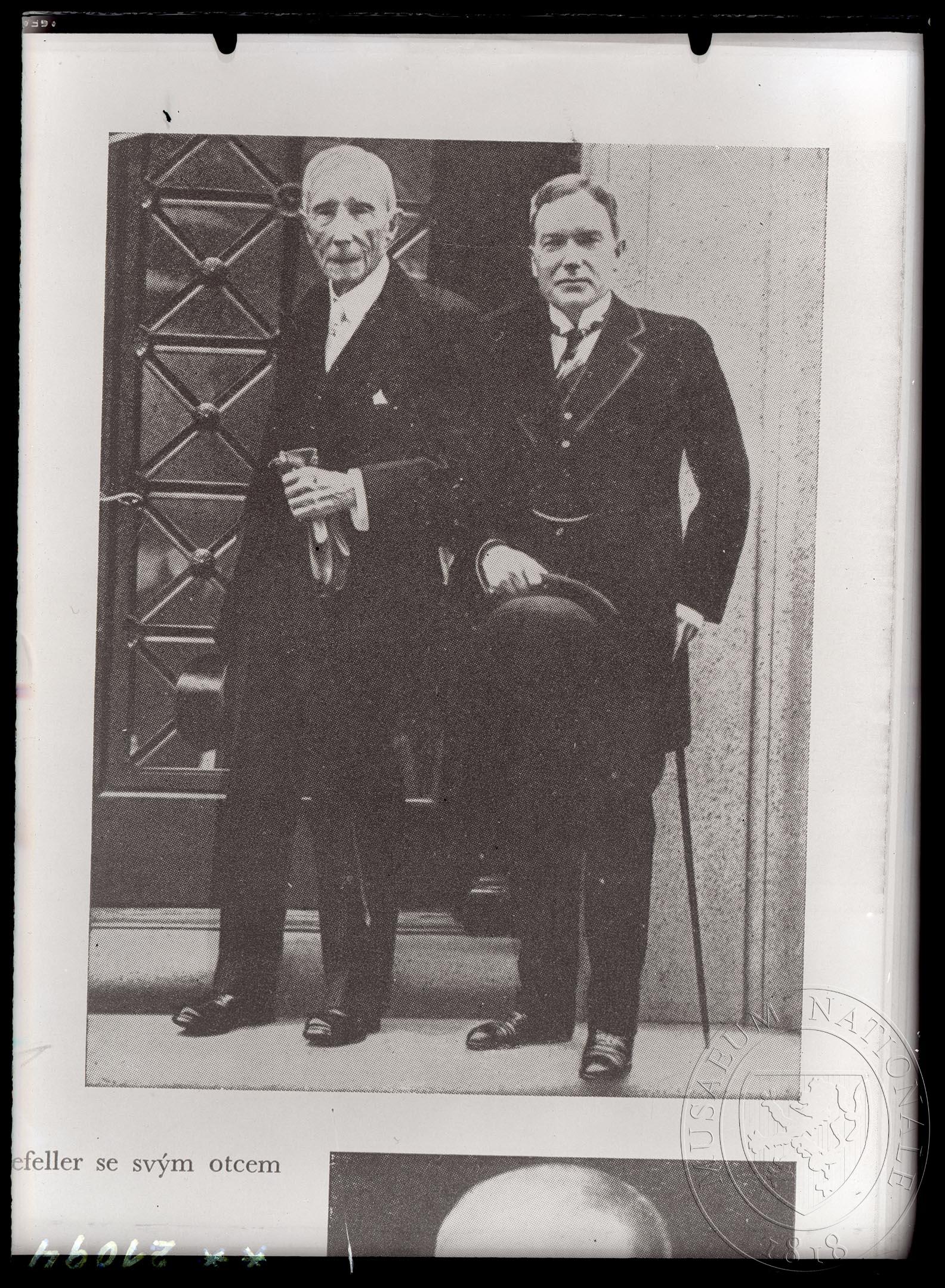 Náhledový obrázek Fotografie, John D. Rockefeller se svým otcem v roce 1925 - 1