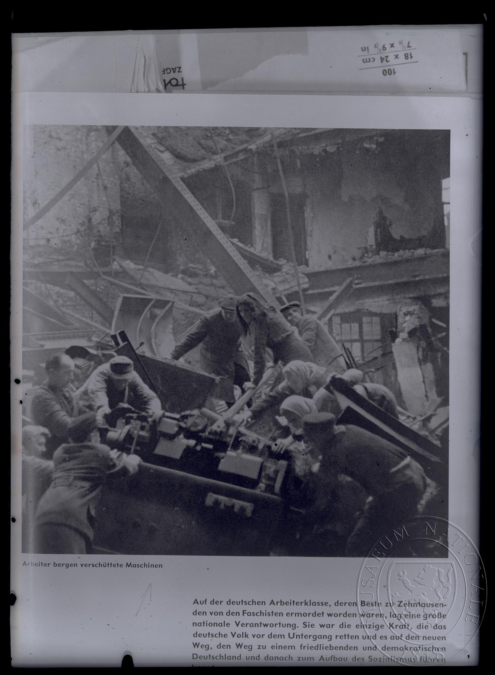 Náhledový obrázek Fotografie, lidé odstraňují trosky, rozbité stroje apod. - 1