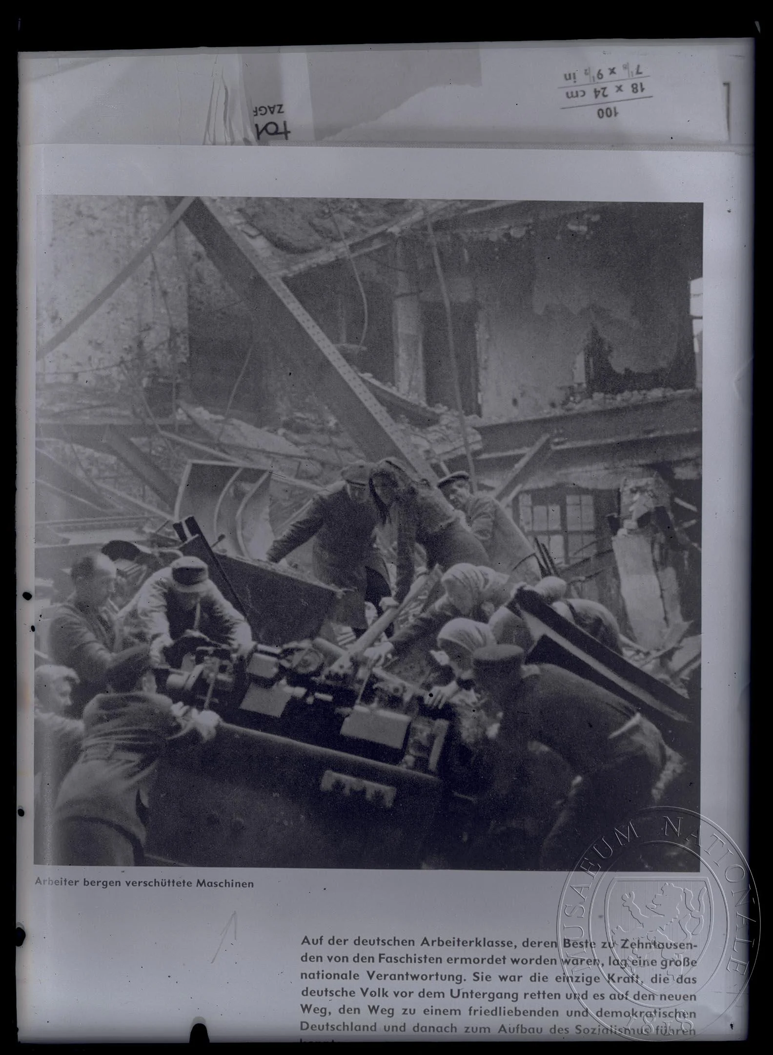 Obrázek Fotografie, lidé odstraňují trosky, rozbité stroje apod.
