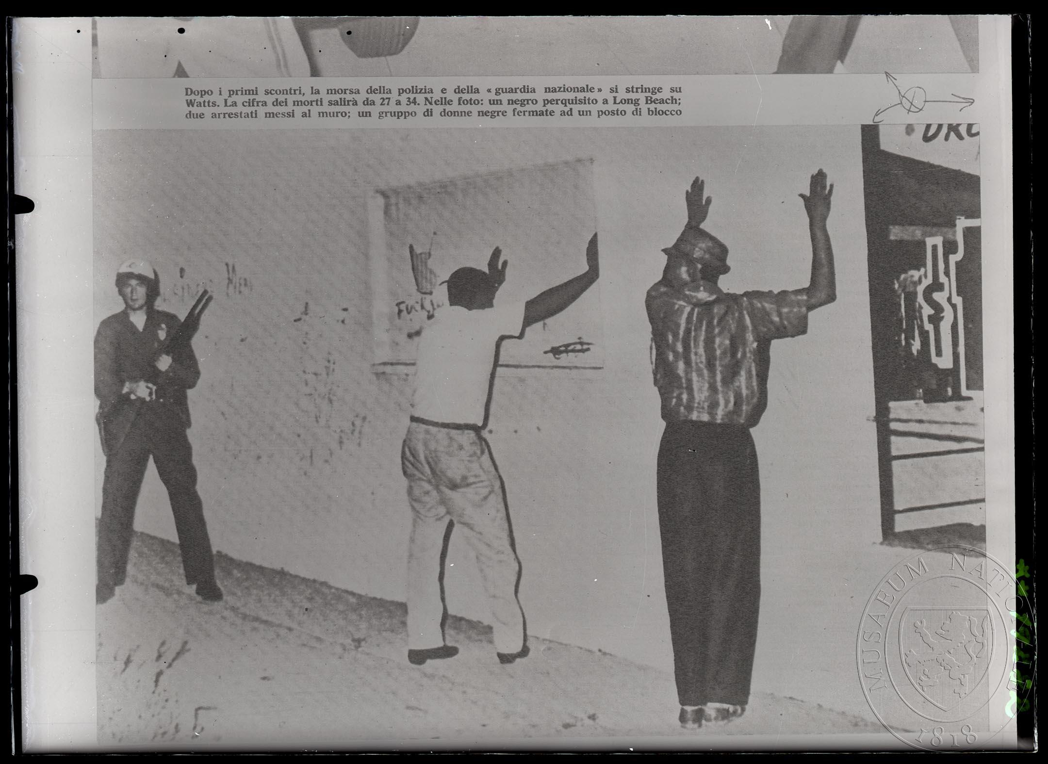 Náhledový obrázek Fotografie, snímky zachycující zatýkání černošského obyvatelstva federální policií - 1