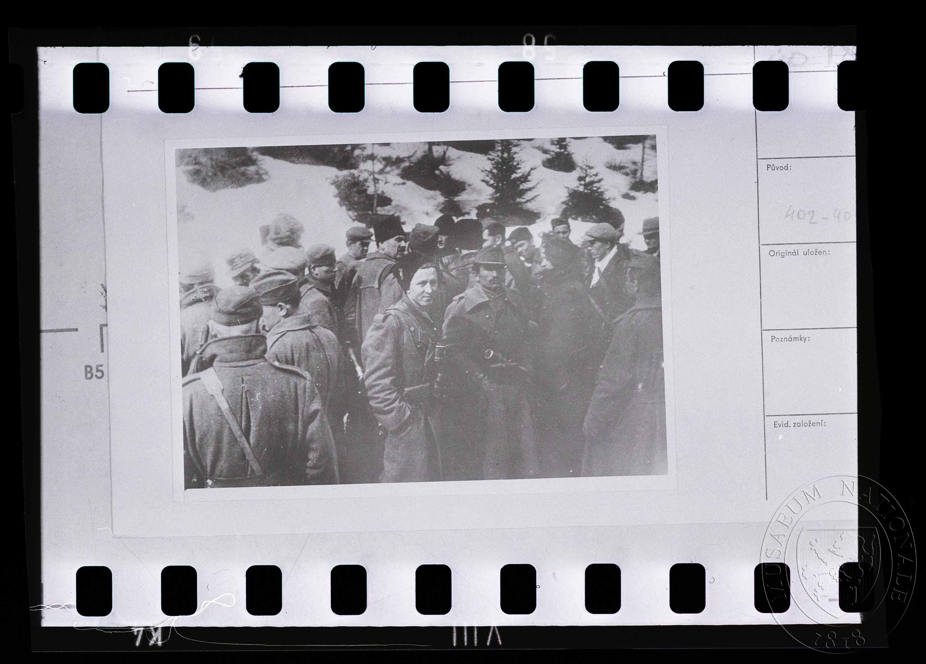 Náhledový obrázek Fotografie, vojáci v terénu - 1