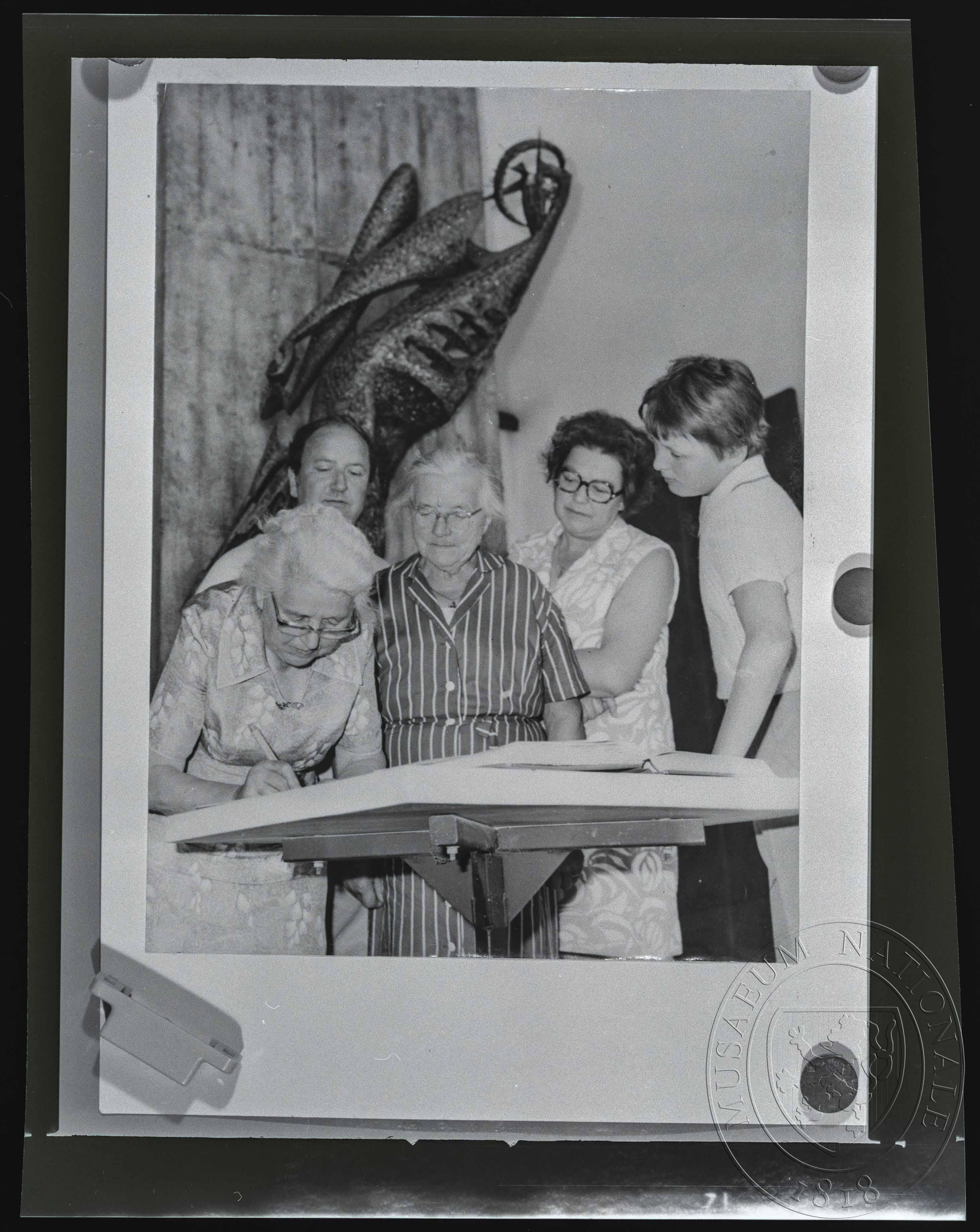 Náhledový obrázek Fotografie, návštěvníci při zápisu - 1