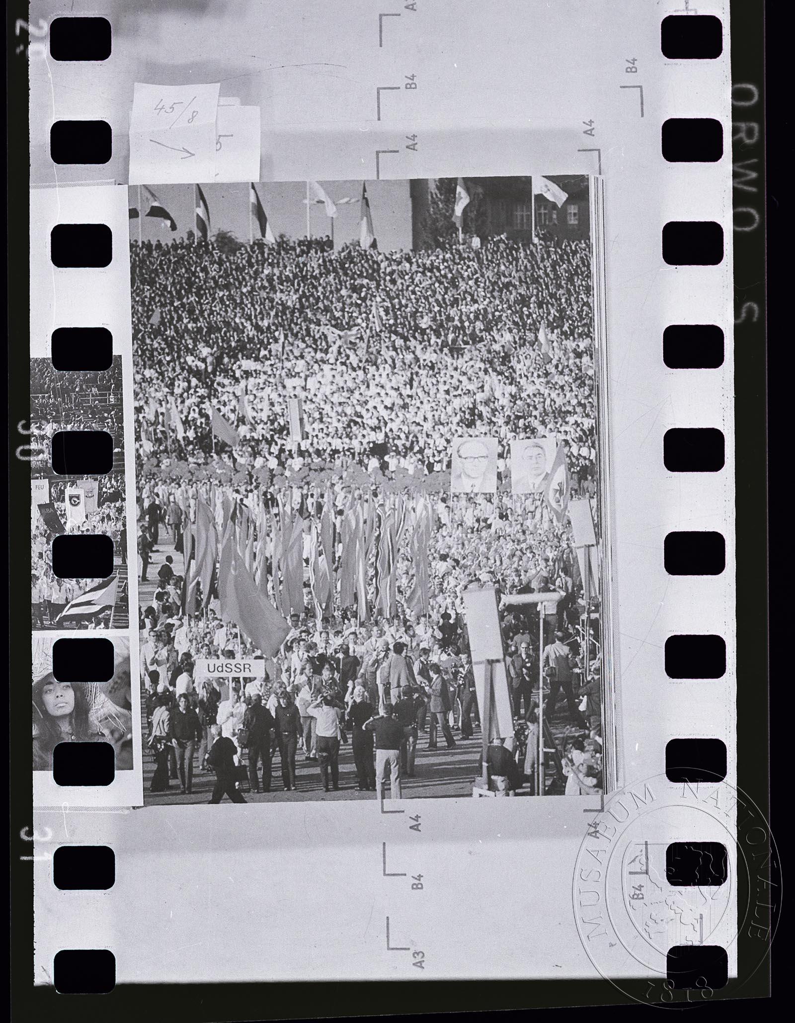Náhledový obrázek Fotografie, demonstrace na stadionu - 1