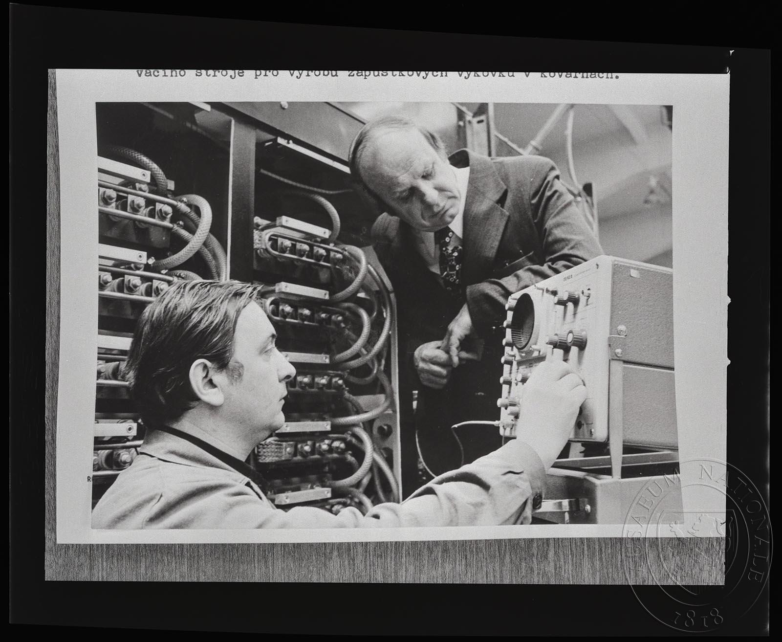 Náhledový obrázek Fotografie, dělník a úředník - 1