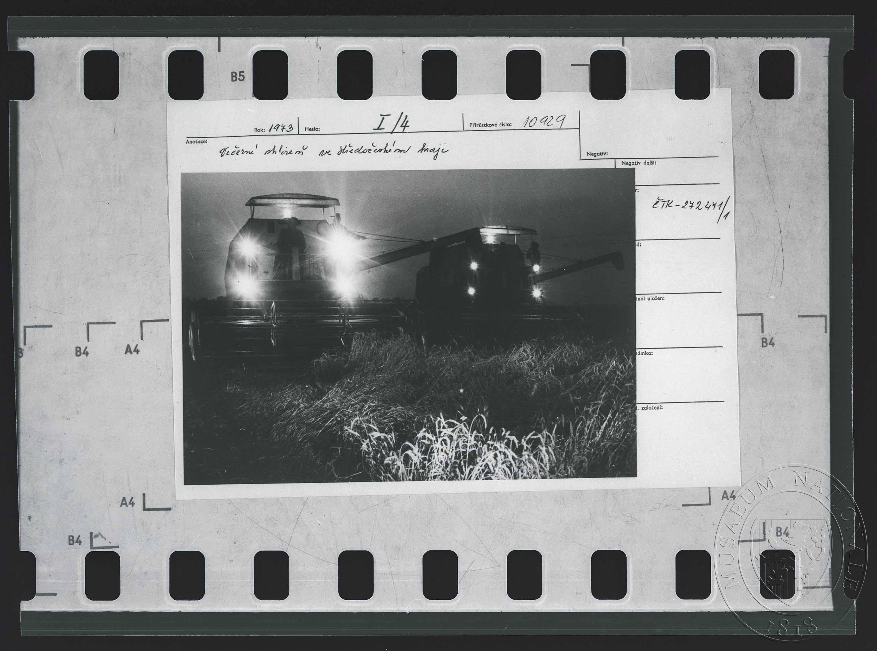 Náhledový obrázek Fotografie, Večerní sklizeň ve Středočeském kraji - 1