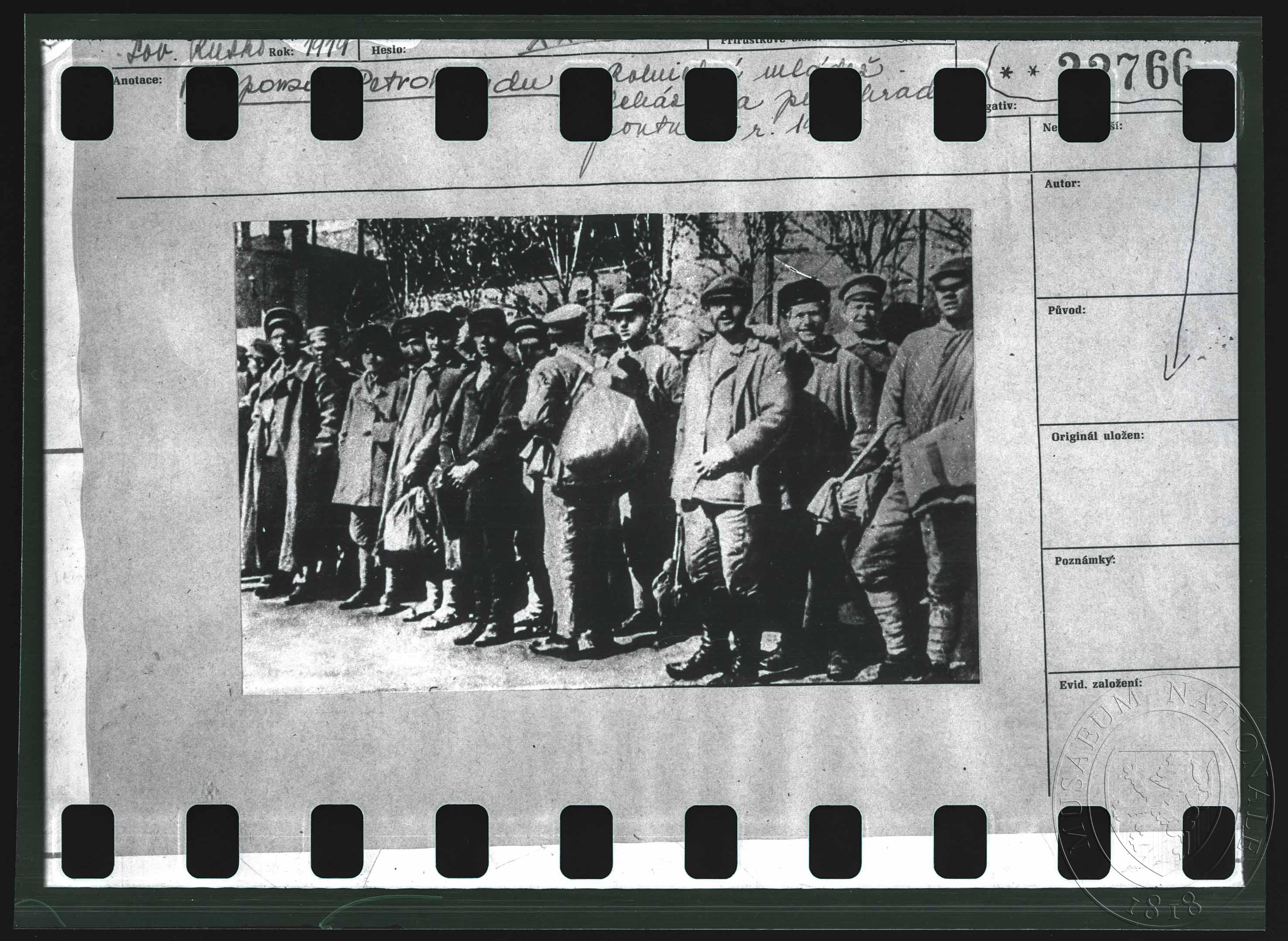 Náhledový obrázek Fotografie, rolnická mládež v ulicích Petrohradu 1919 - 1