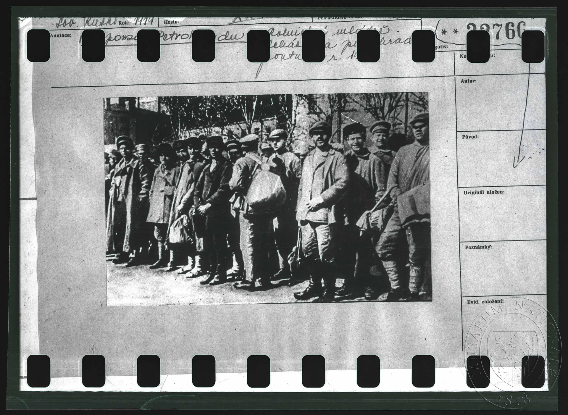 Obrázek Fotografie, rolnická mládež v ulicích Petrohradu 1919