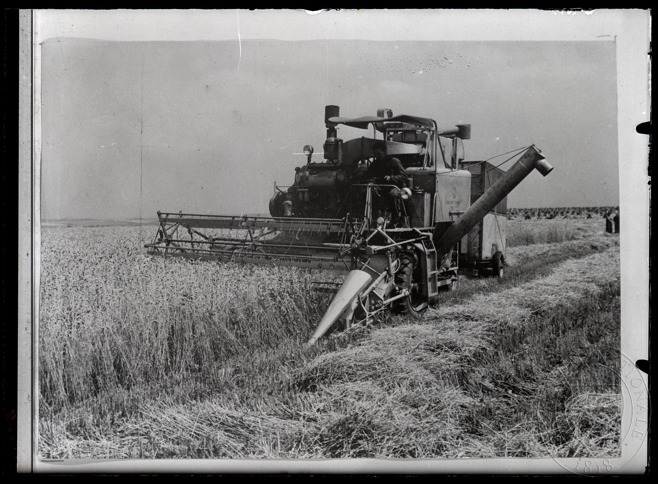 Náhledový obrázek Fotografie, kombajn na poli - 1