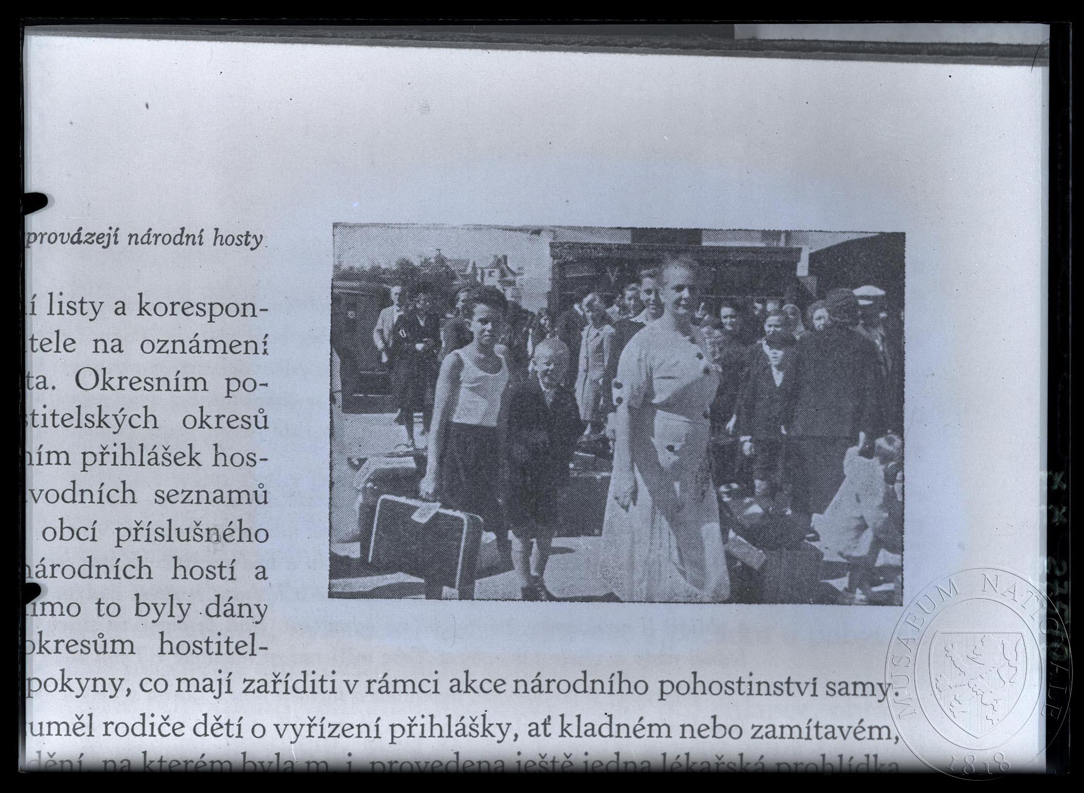 Náhledový obrázek Fotografie, ukázka národního pohostinství pomocných výborů Národní pomoci. - 1
