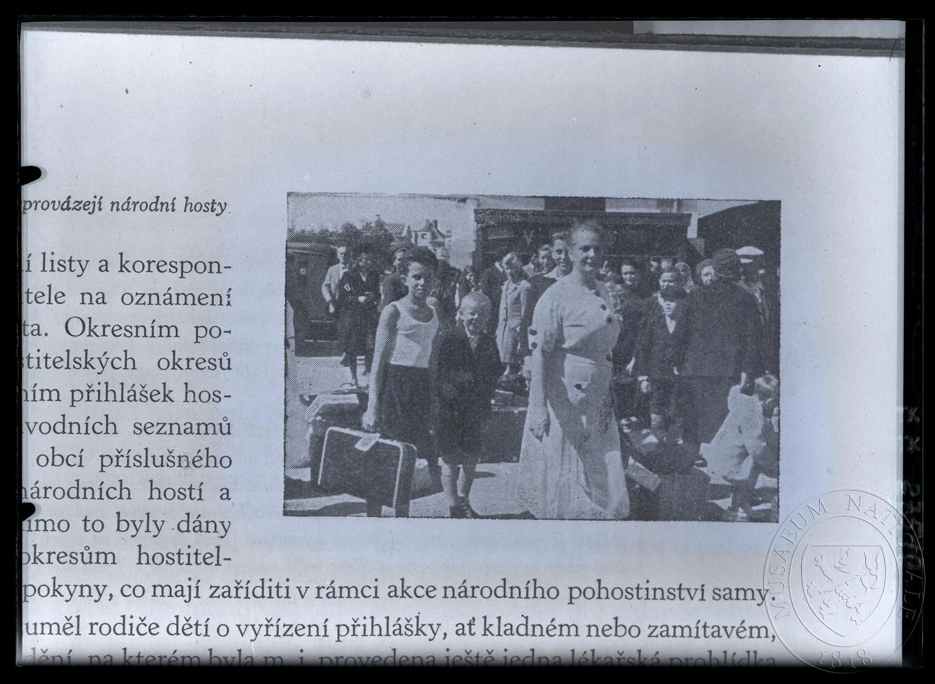Obrázek Fotografie, ukázka národního pohostinství pomocných výborů Národní pomoci.