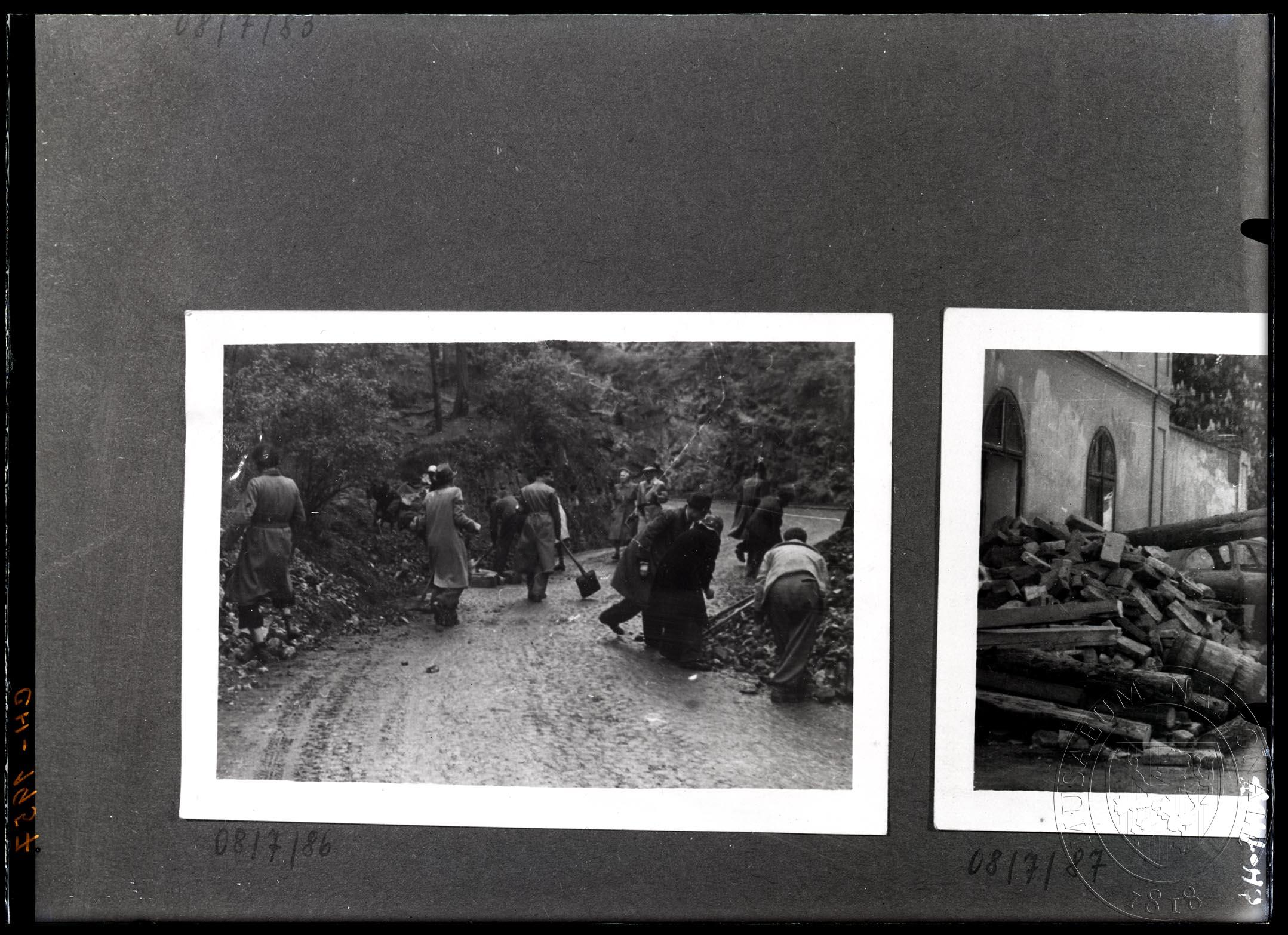 Náhledový obrázek Fotografie, civilisté s lopatami pracují na cestě. - 1