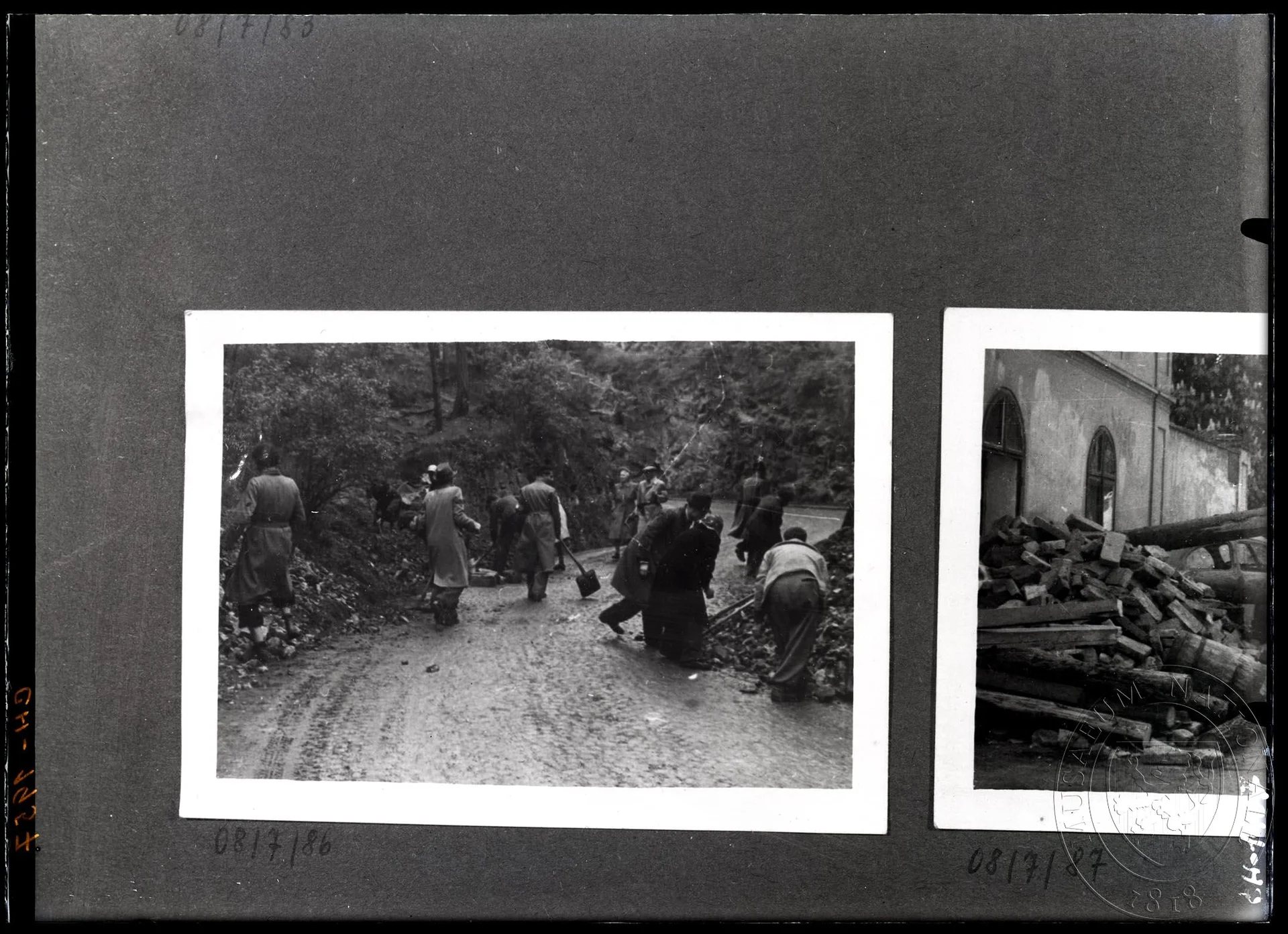Obrázek Fotografie, civilisté s lopatami pracují na cestě.