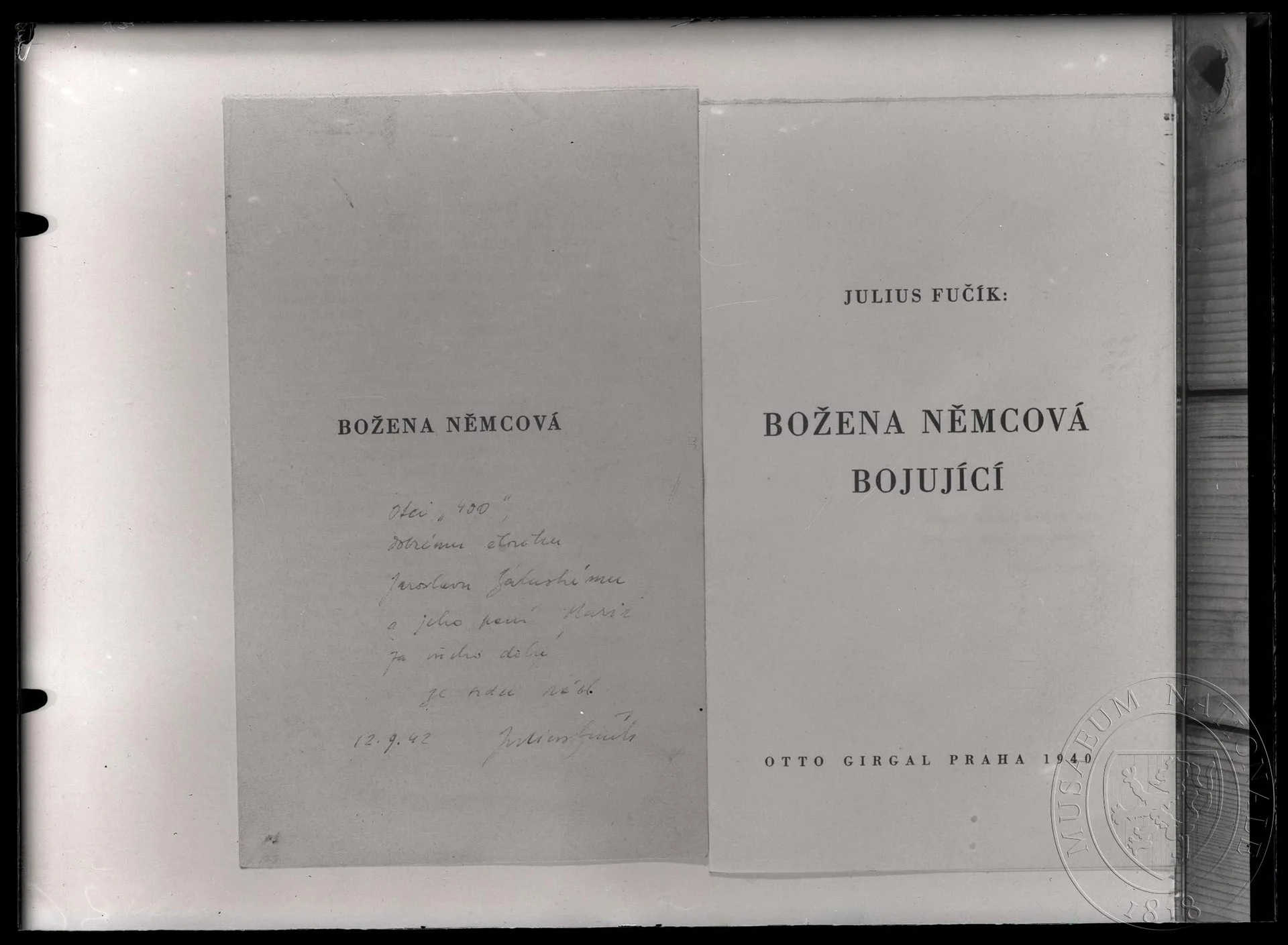 Obrázek Kniha Božena Němcová bojující, Julius Fučík, Praha, 1940, úvodní strana. S rukopisným věnováním otci "400" Jaroslavu Záluskému od Julia Fučíka, 12. 9. 1942.
