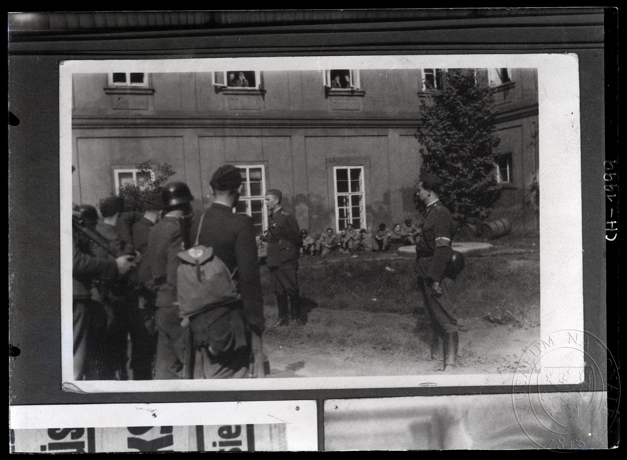 Náhledový obrázek Fotografie, vojáci před kasárnami. - 1
