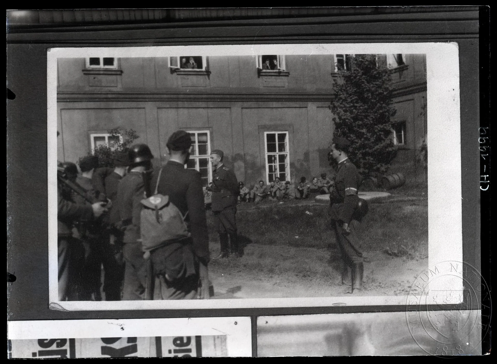 Obrázek Fotografie, vojáci před kasárnami.