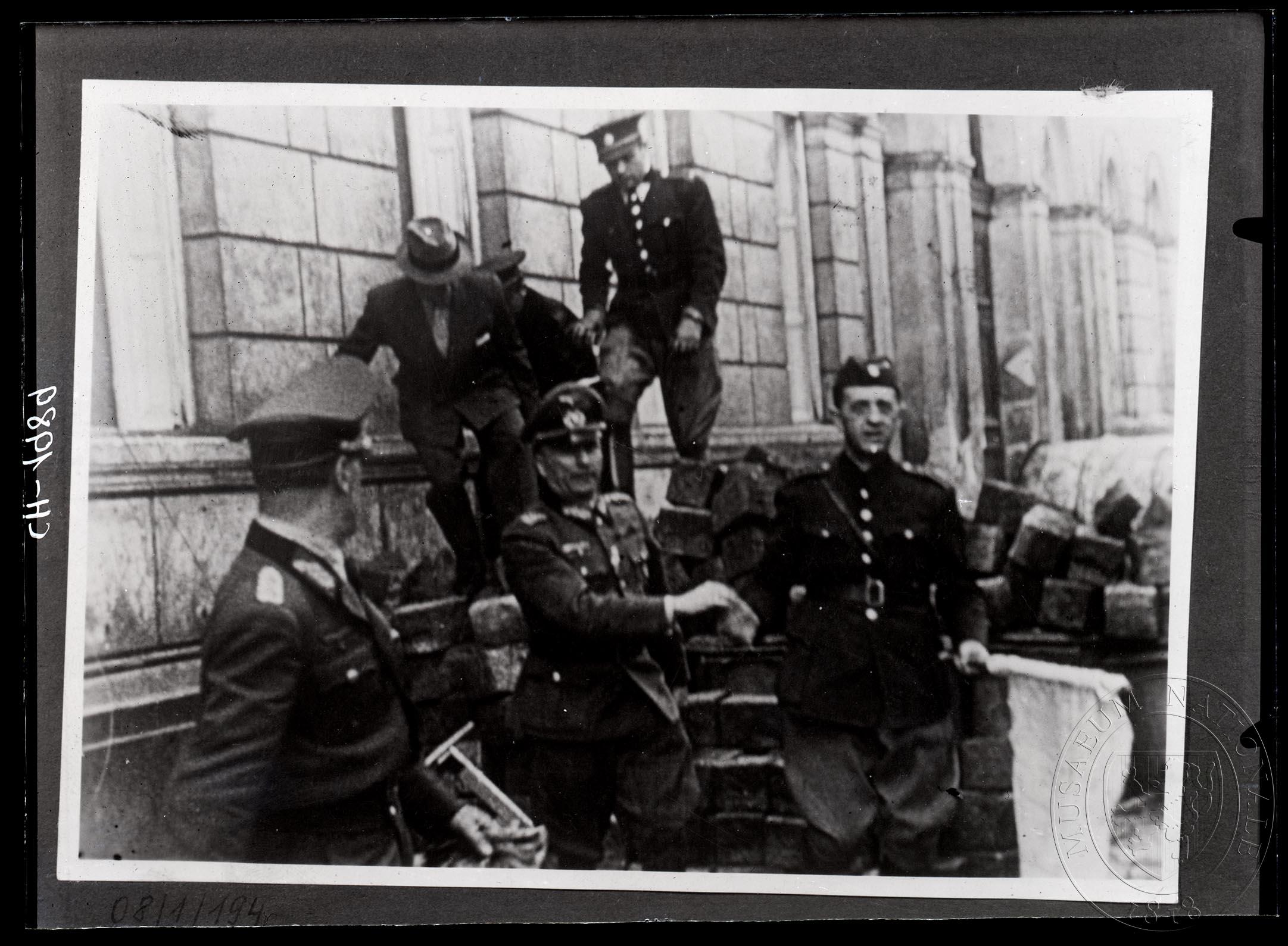 Náhledový obrázek Fotografie, vojáci a civilisté přecházejí barikádu. - 1