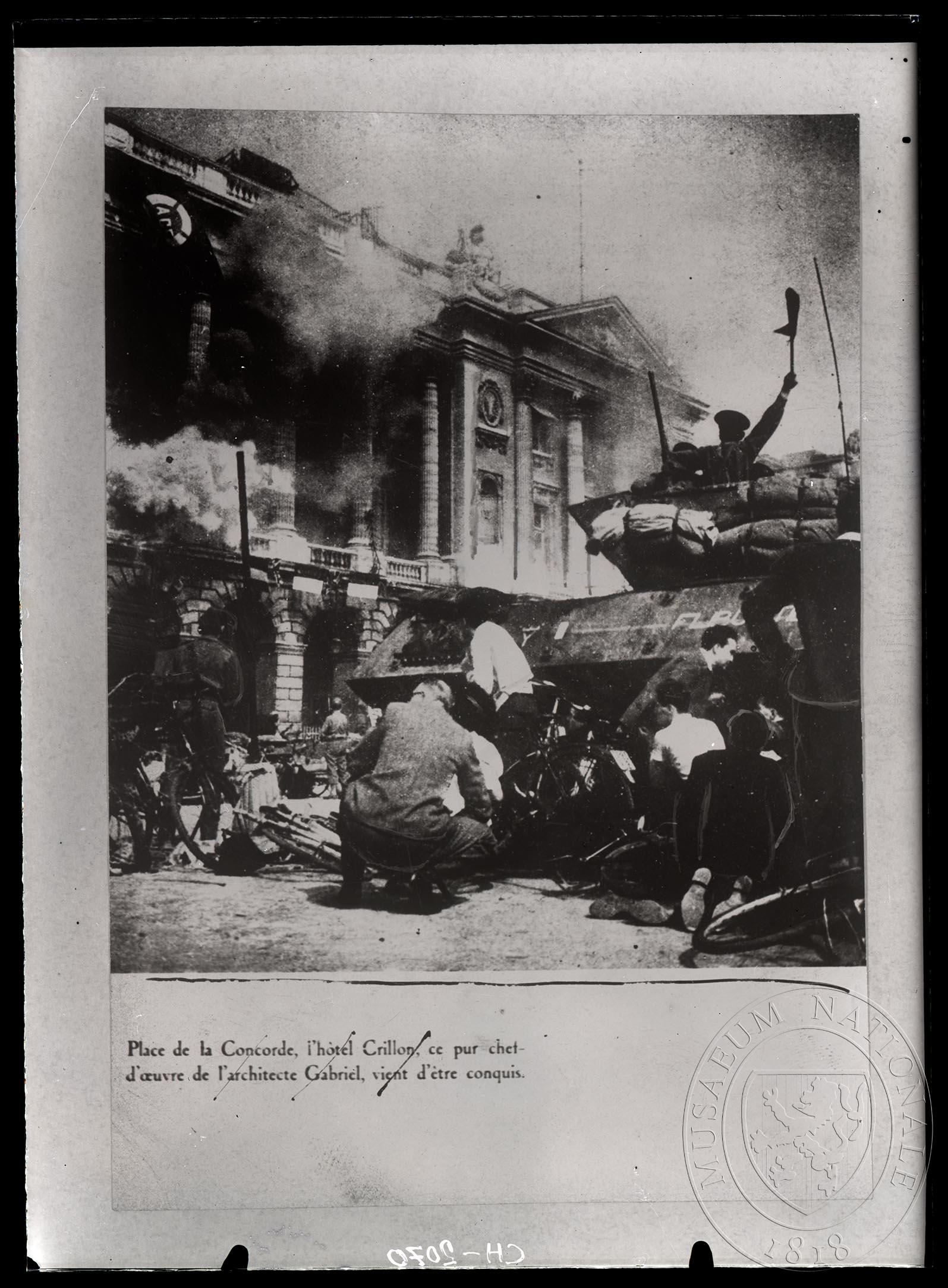 Náhledový obrázek Fotografie, boj na Place de la Concorde před hotelem Crillon. - 1