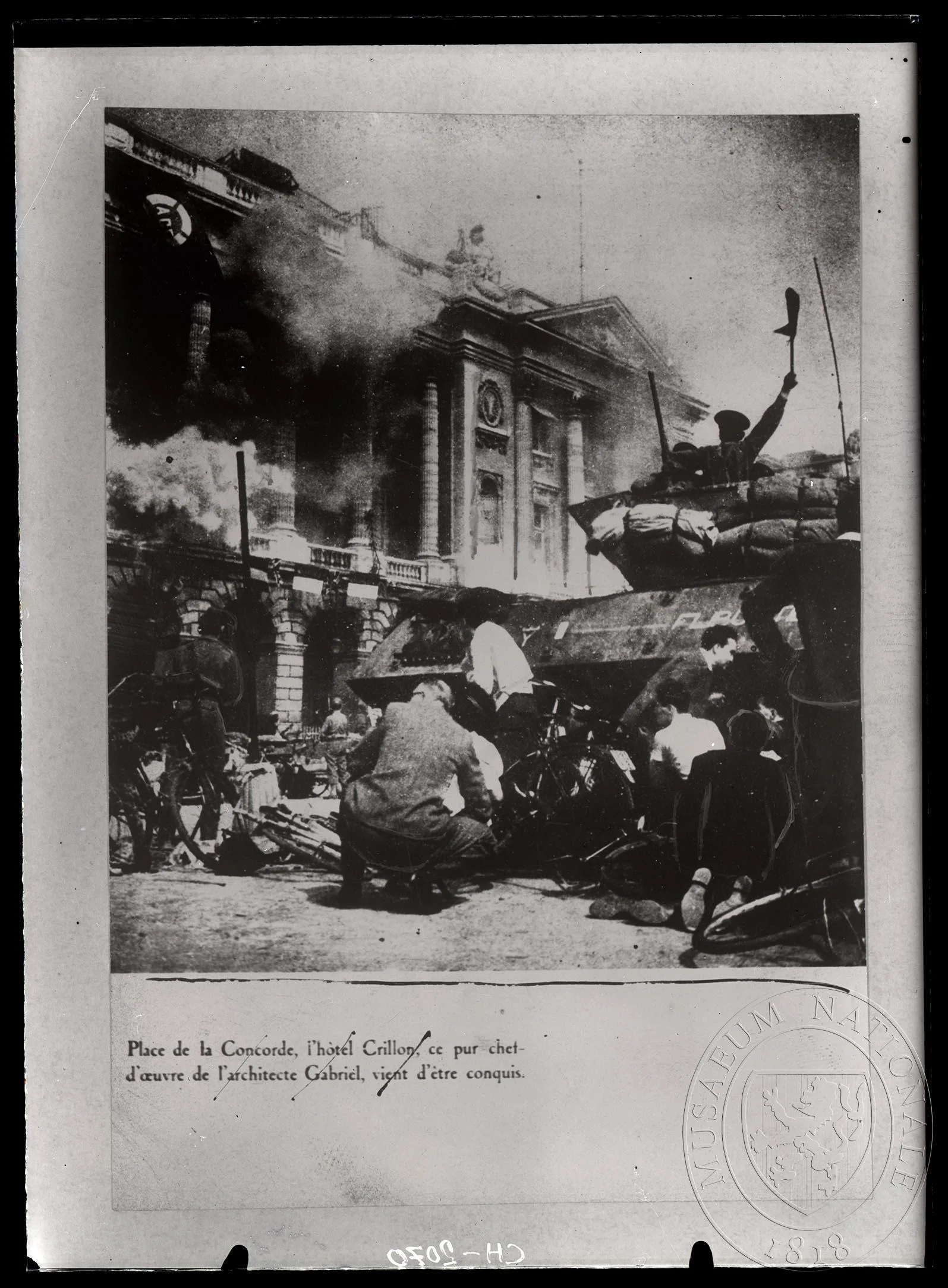 Obrázek Fotografie, boj na Place de la Concorde před hotelem Crillon.