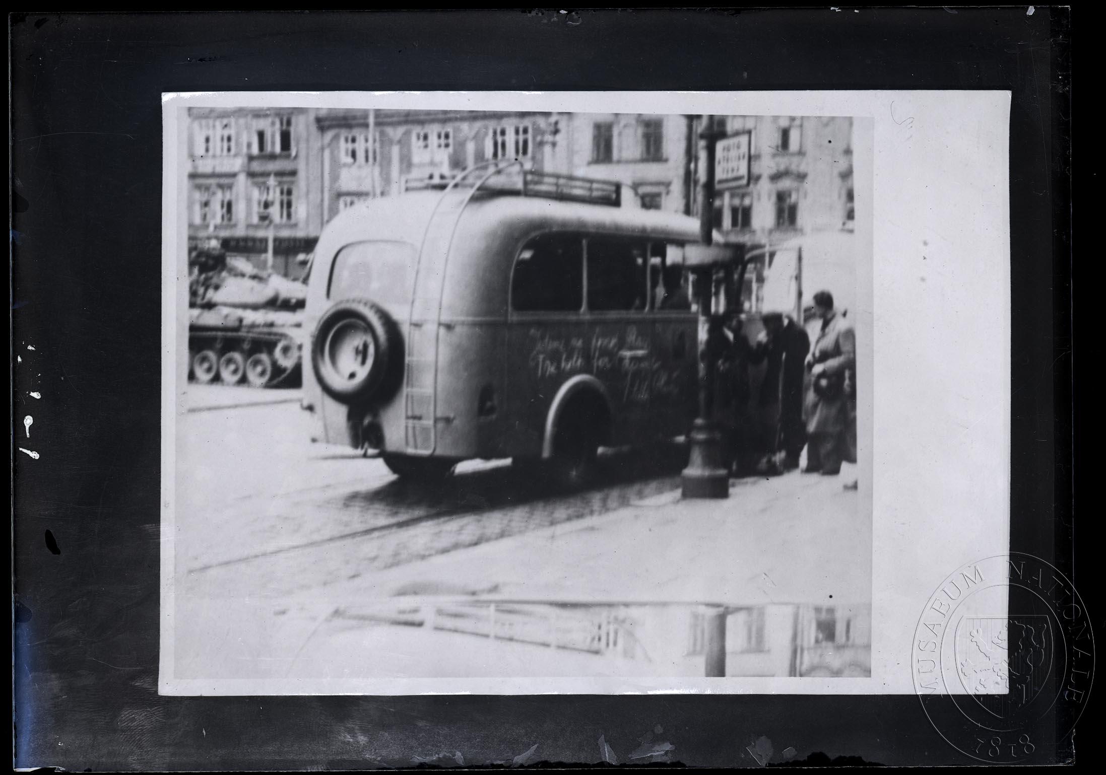 Náhledový obrázek Autobus s heslem: Jedeme na pomoc Praze 5. 8. 1945 v Plzni - 1