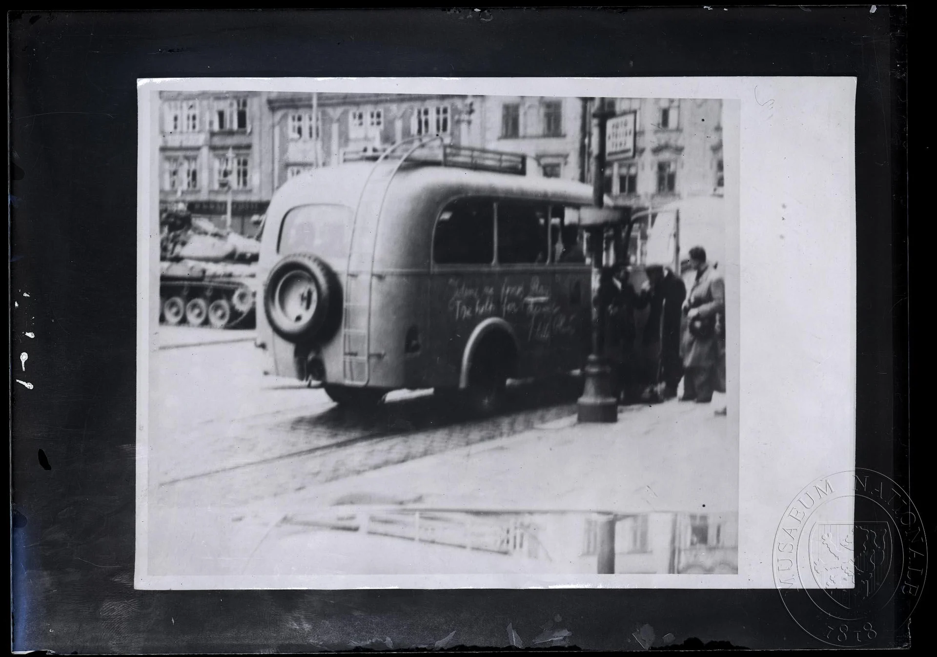 Obrázek Autobus s heslem: Jedeme na pomoc Praze 5. 8. 1945 v Plzni