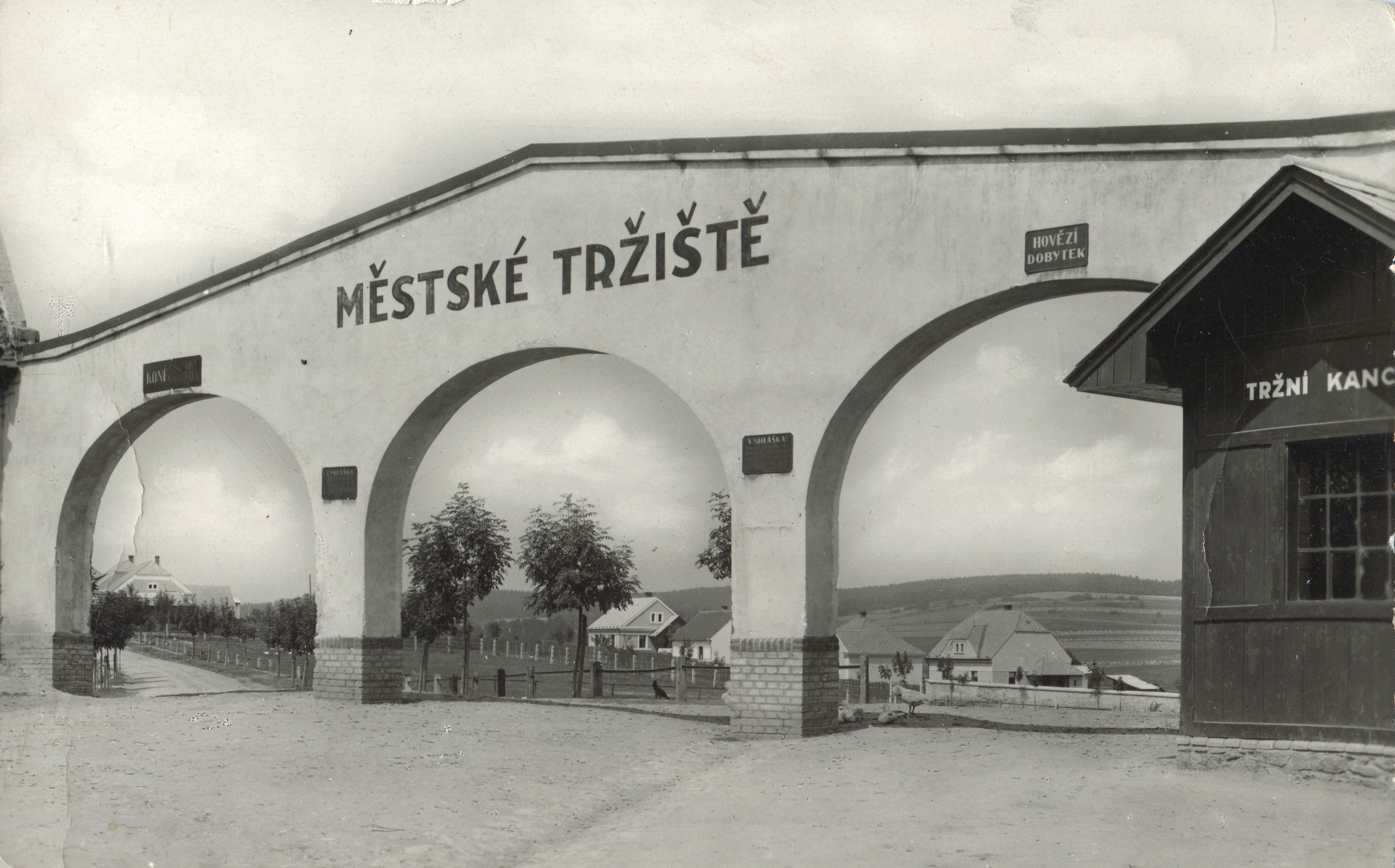 Náhledový obrázek Fotografie "Brána městského tržiště v Netolicích" - 1