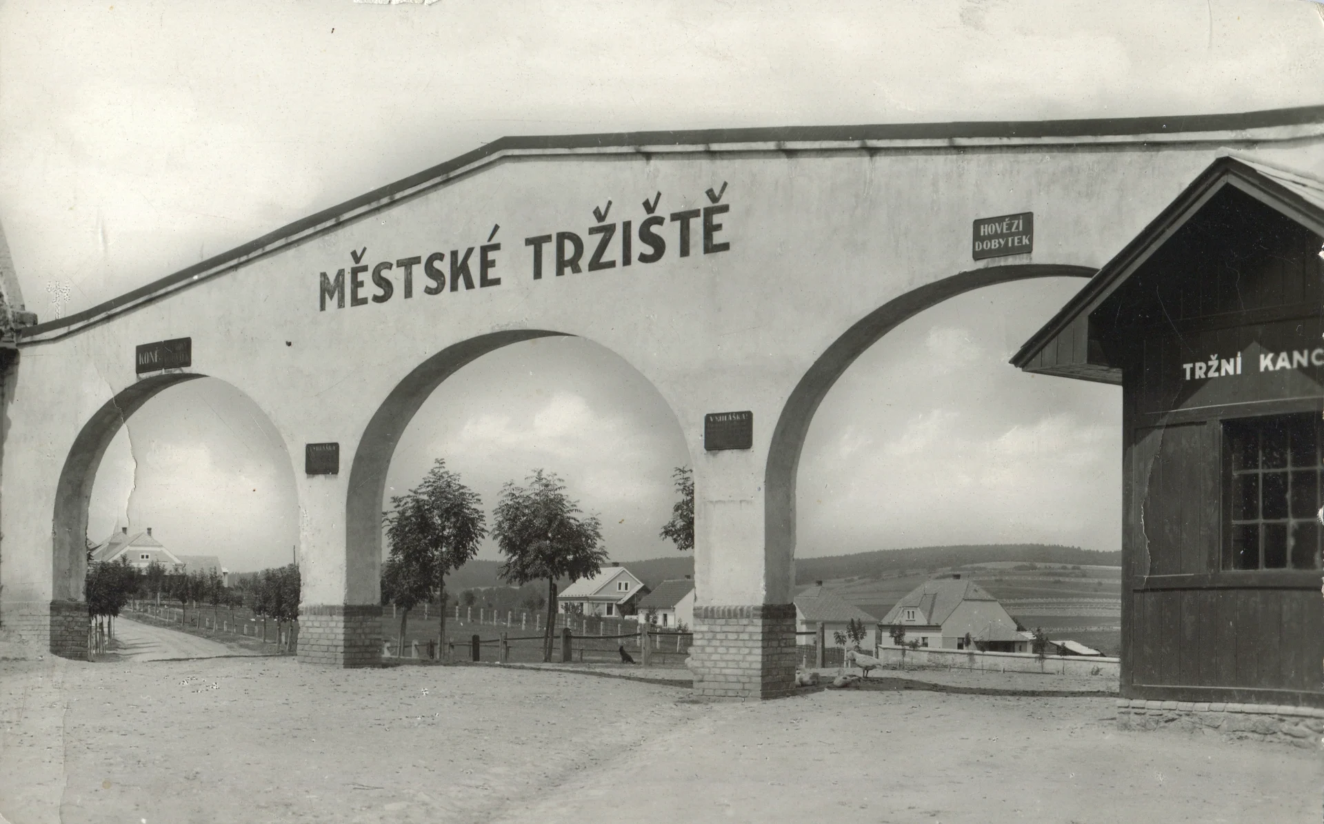 Náhledový obrázek předmětu Fotografie "Brána městského tržiště v Netolicích"