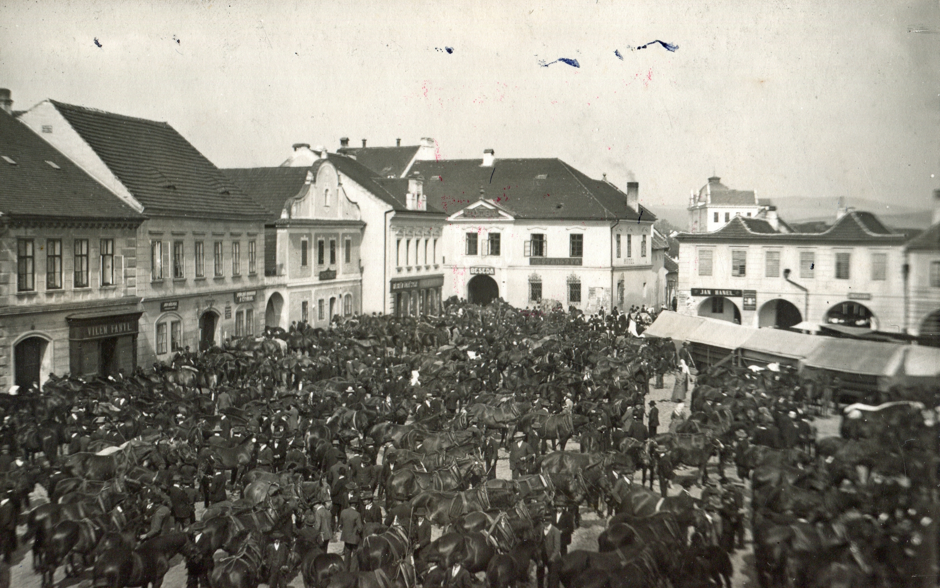 Náhledový obrázek Fotografie "Koňské trhy na náměstí v Netolicích" - 1