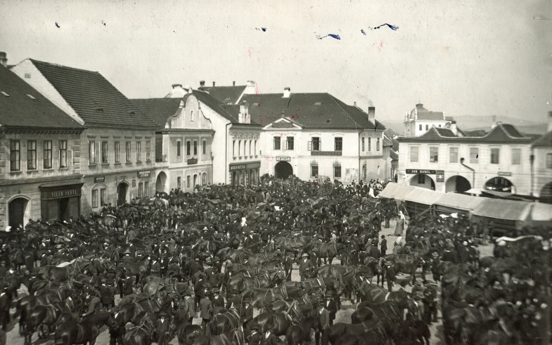 Náhledový obrázek předmětu Fotografie "Koňské trhy na náměstí v Netolicích"