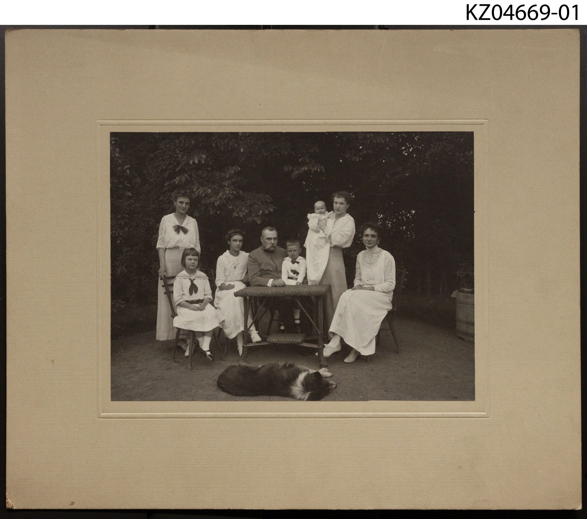 Náhledový obrázek Fotografie portrét skupinový, Rodinné foto - 1