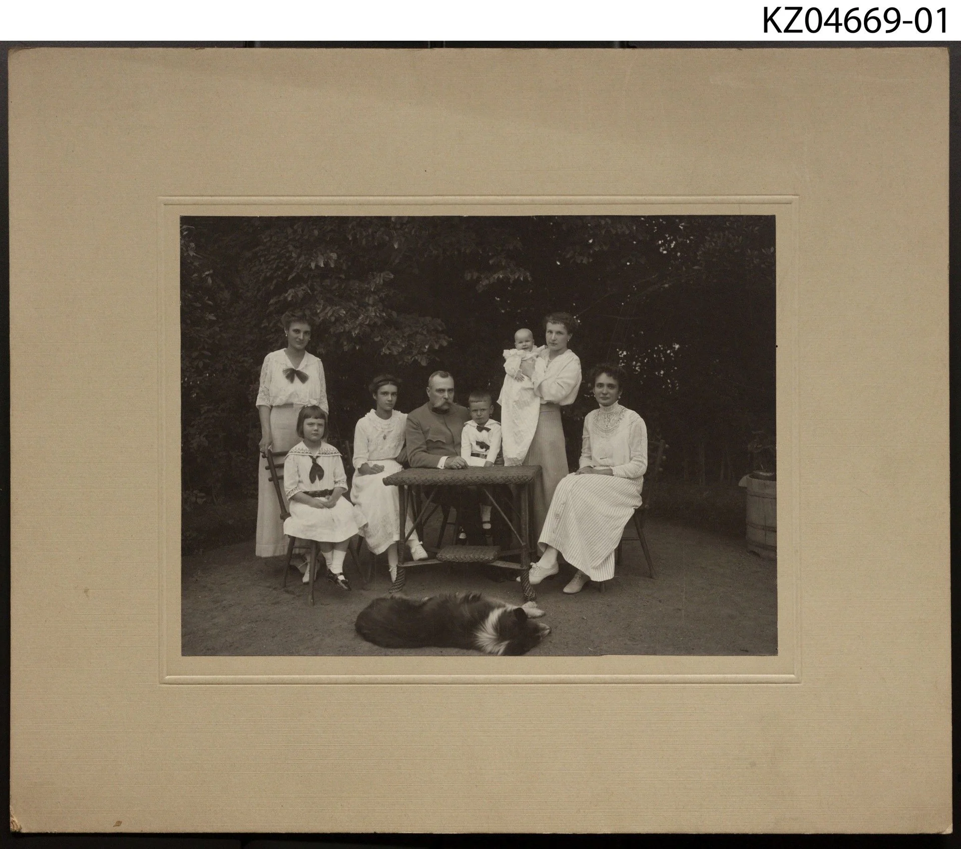 Náhledový obrázek předmětu Fotografie portrét skupinový, Rodinné foto