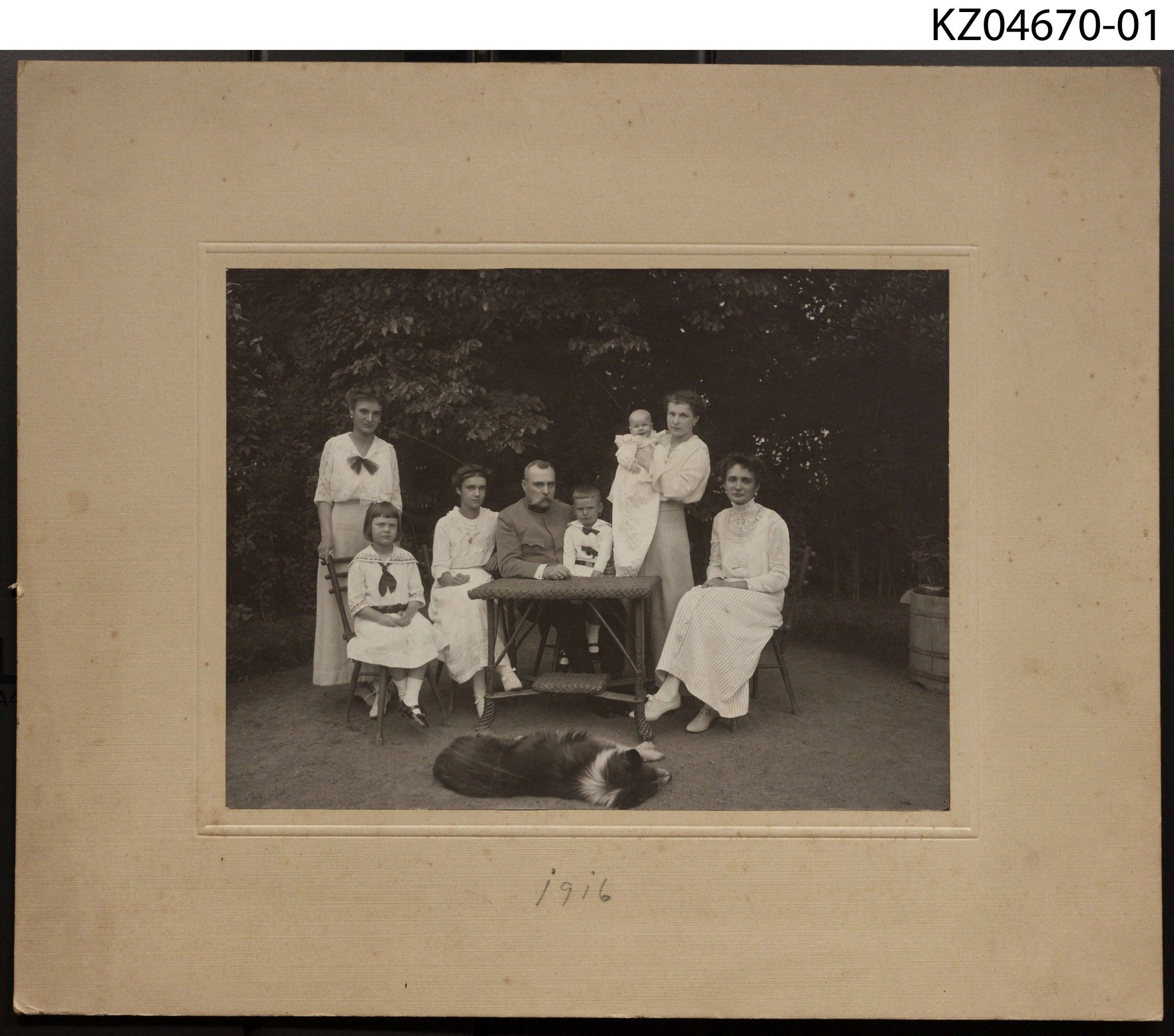 Náhledový obrázek Fotografie portrétní, Rodinné foto - 1916 - 1