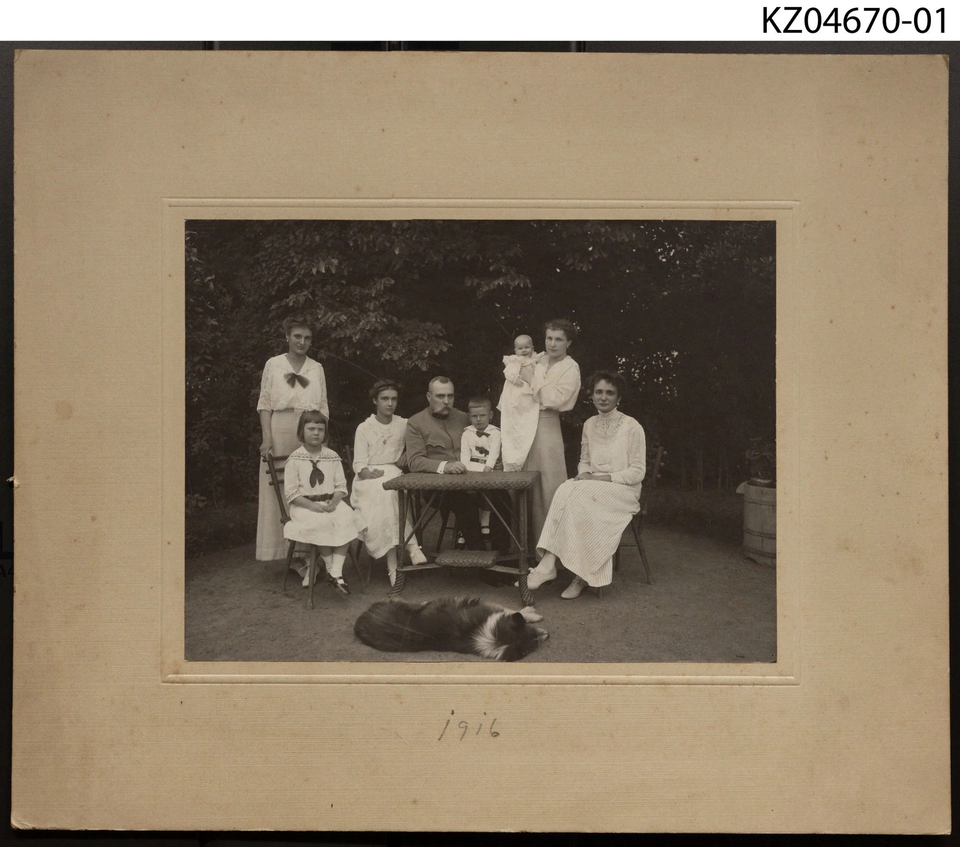 Náhledový obrázek předmětu Fotografie portrétní, Rodinné foto - 1916