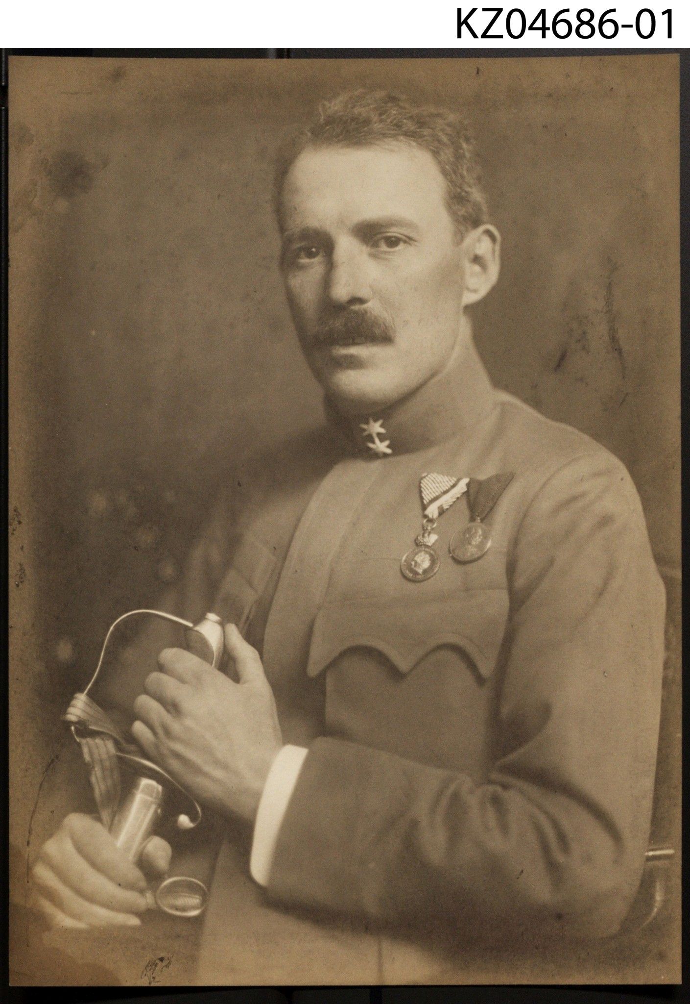 Náhledový obrázek Fotografie portrétní, Muž ve vojenské uniformě - 1
