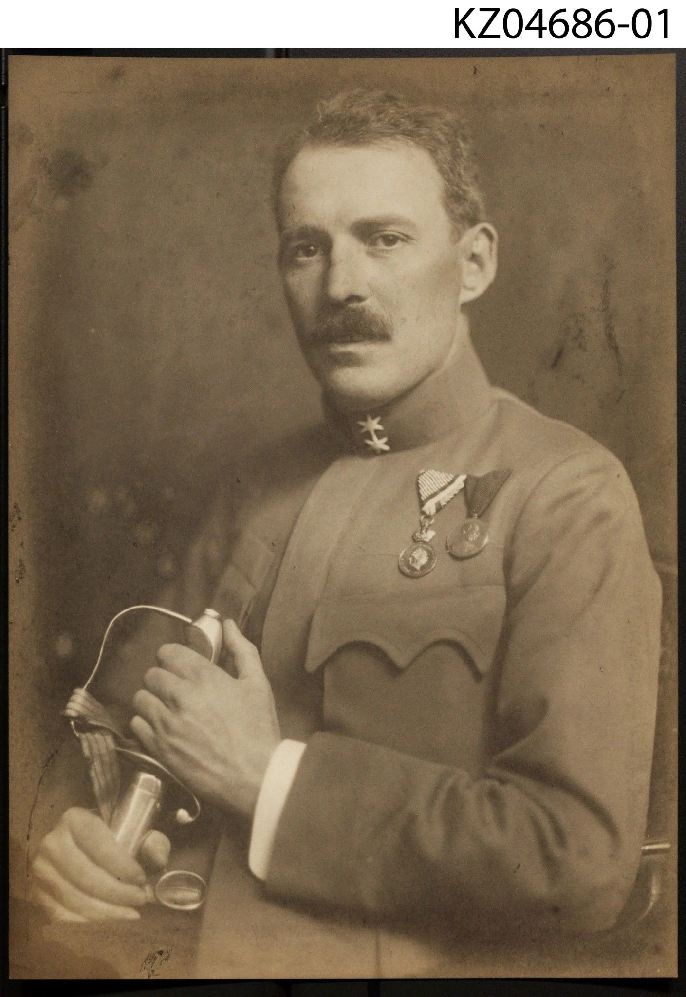 Náhledový obrázek předmětu Fotografie portrétní, Muž ve vojenské uniformě