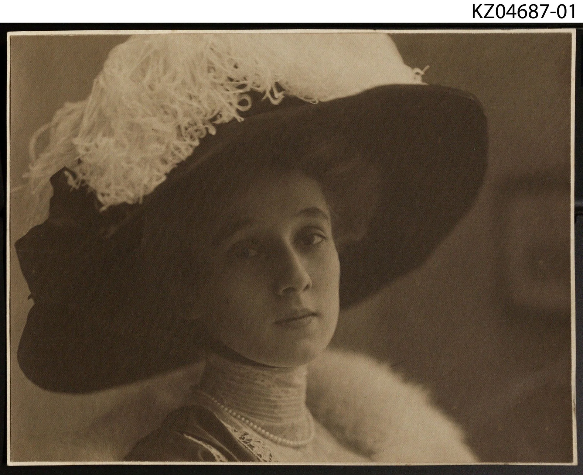Náhledový obrázek předmětu Fotografie portrétní, Žena v klobouku