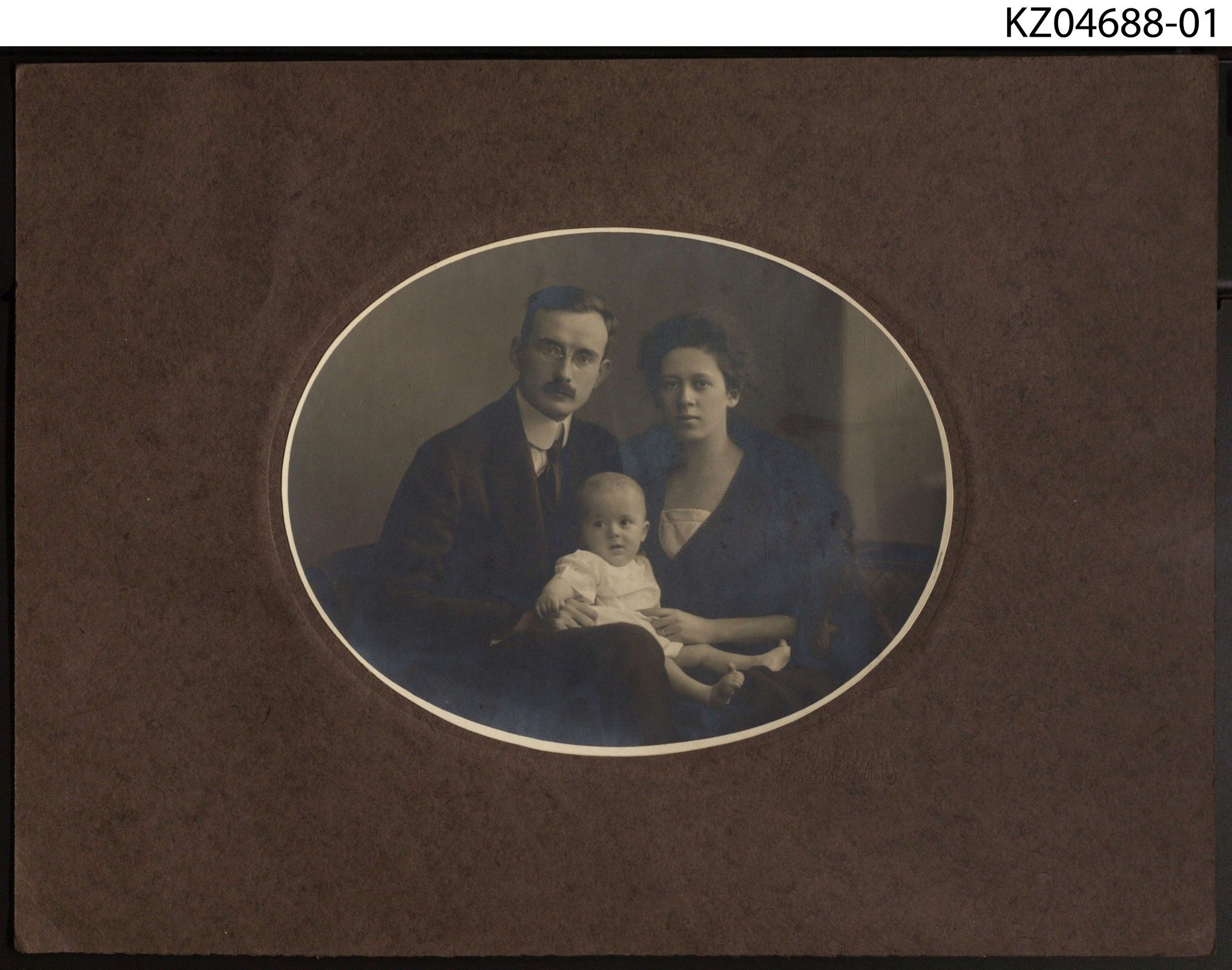 Náhledový obrázek Fotografie portrétní skupinová, Rodinné foto - 1