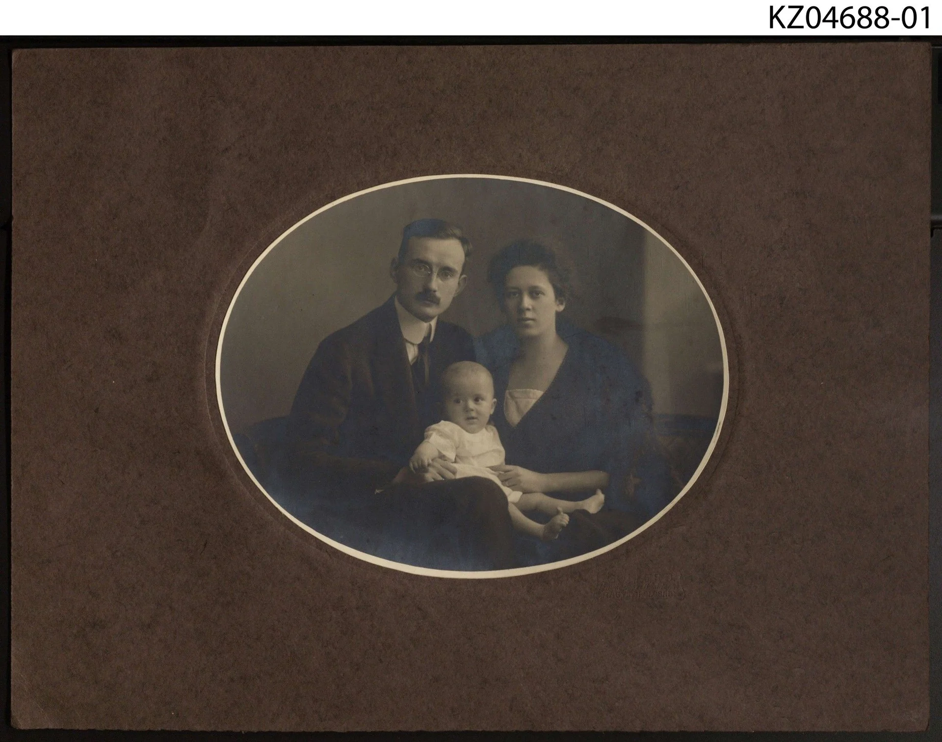 Náhledový obrázek předmětu Fotografie portrétní skupinová, Rodinné foto