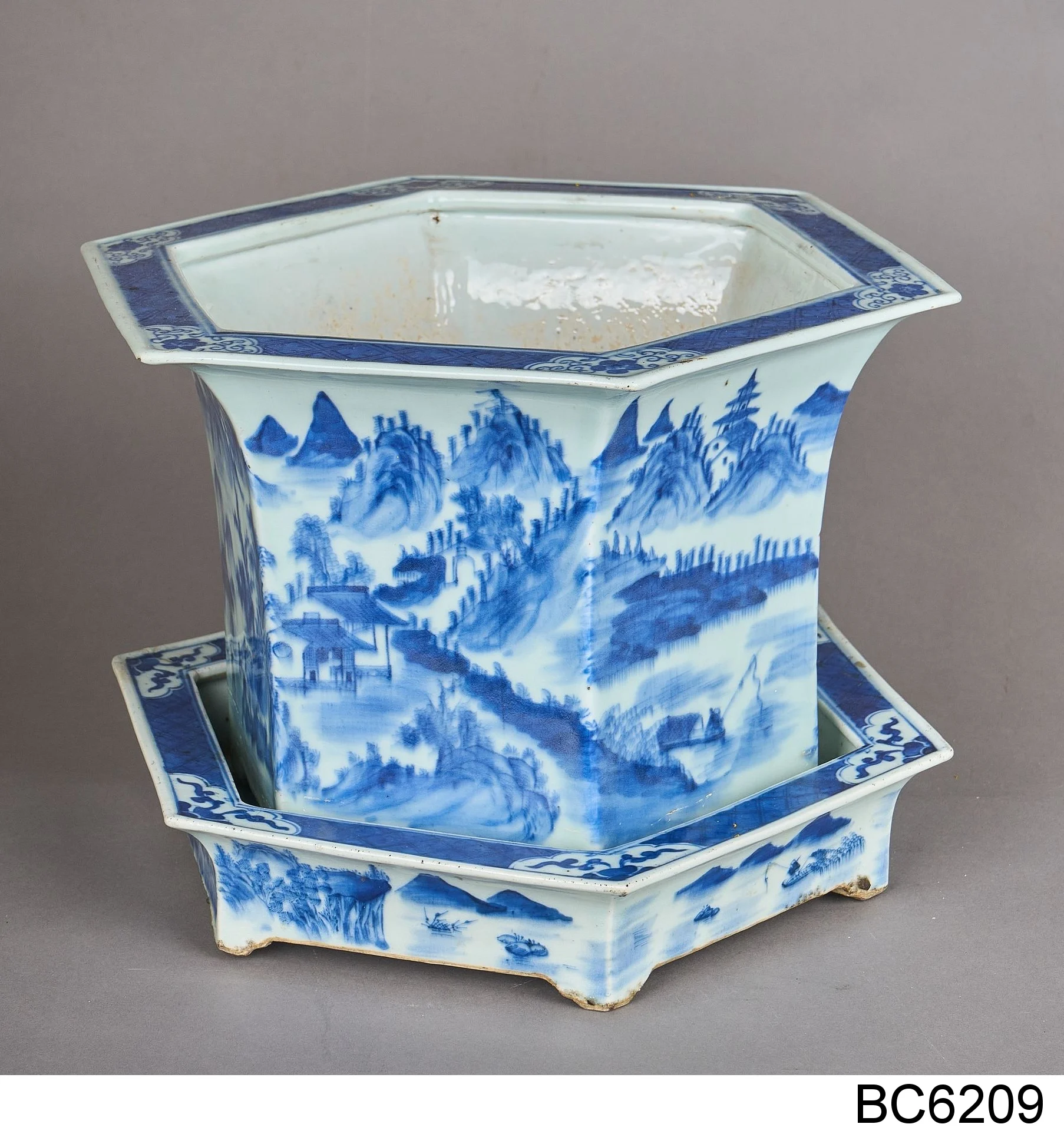 Náhledový obrázek předmětu Porcelánový květináč s čínským modrým dekorem