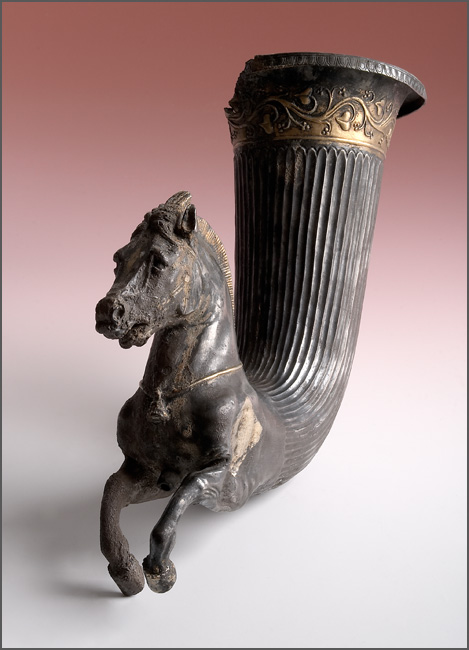Náhledový obrázek Stříbrné rhyton s přední částí vzpínajícího se koně - 1