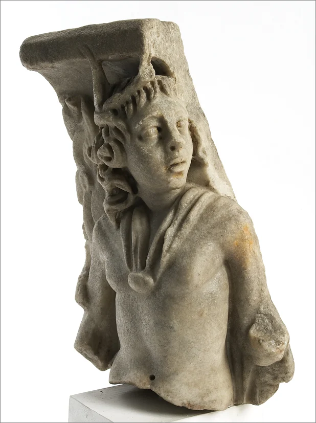 Náhledový obrázek předmětu Okřídlený génius (Fragment sarkofágu)